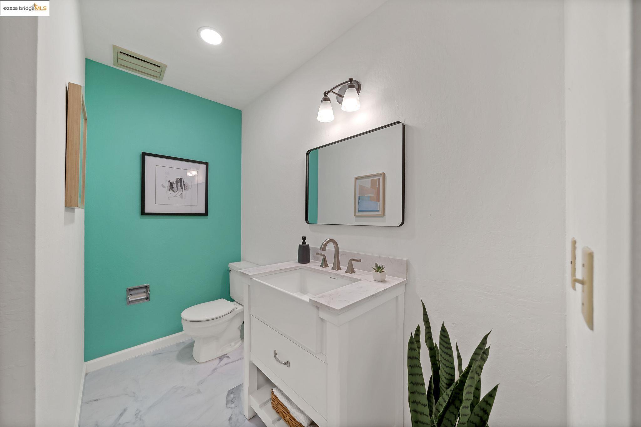 Detail Gallery Image 15 of 23 For 3501 35th Ave #2,  Oakland,  CA 94619 - 2 Beds | 1/1 Baths