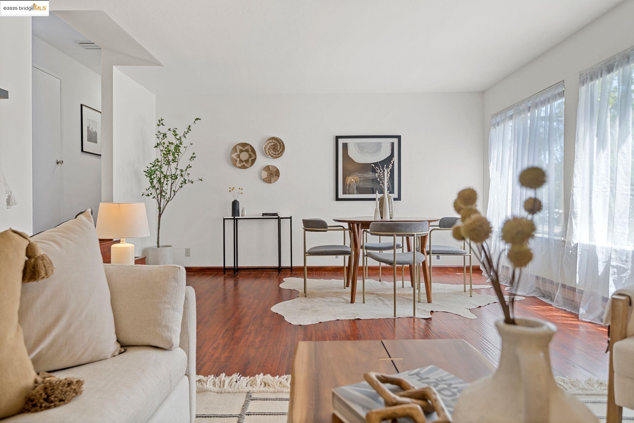 Detail Gallery Image 3 of 23 For 3501 35th Ave #2,  Oakland,  CA 94619 - 2 Beds | 1/1 Baths