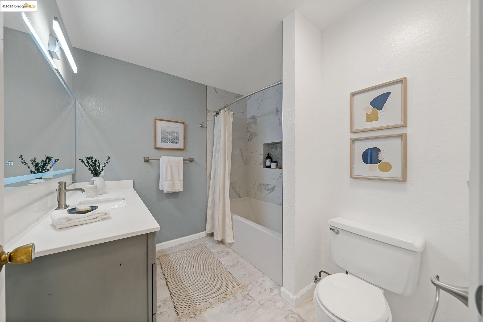 Detail Gallery Image 6 of 23 For 3501 35th Ave #2,  Oakland,  CA 94619 - 2 Beds | 1/1 Baths