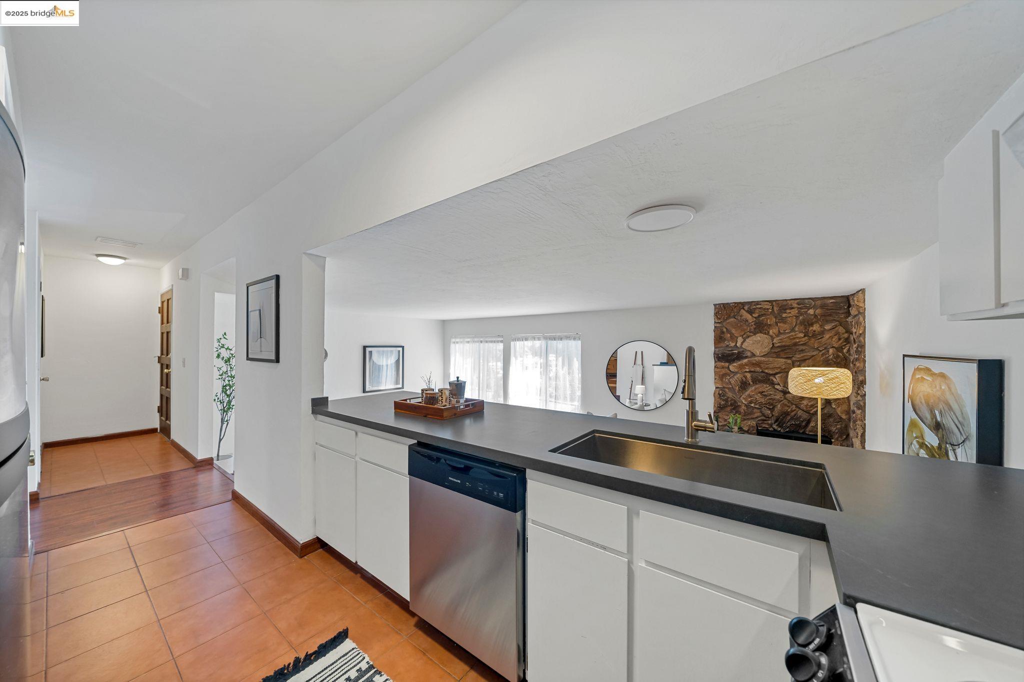 Detail Gallery Image 6 of 23 For 3501 35th Ave #2,  Oakland,  CA 94619 - 2 Beds | 1/1 Baths