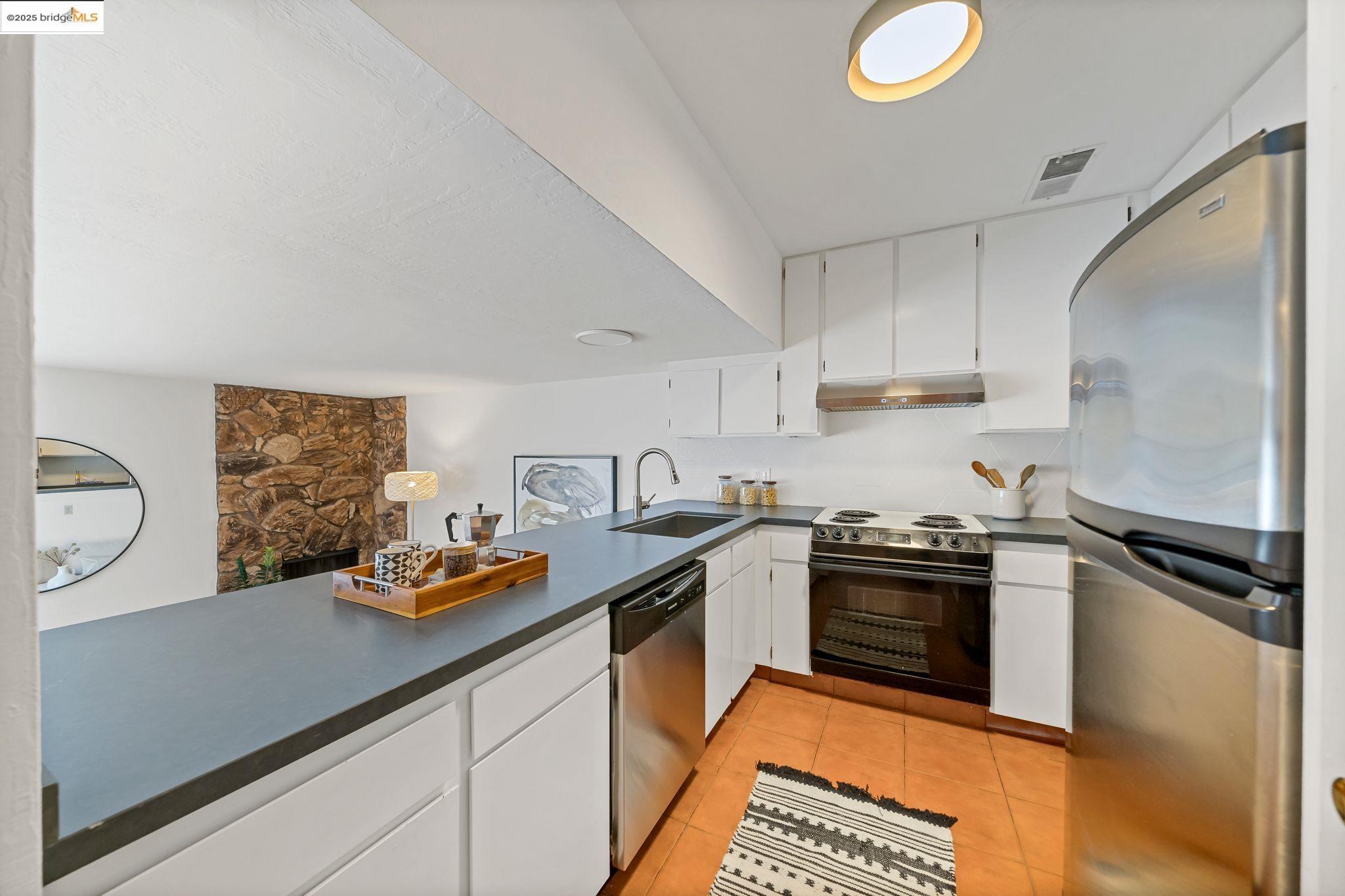 Detail Gallery Image 7 of 23 For 3501 35th Ave #2,  Oakland,  CA 94619 - 2 Beds | 1/1 Baths