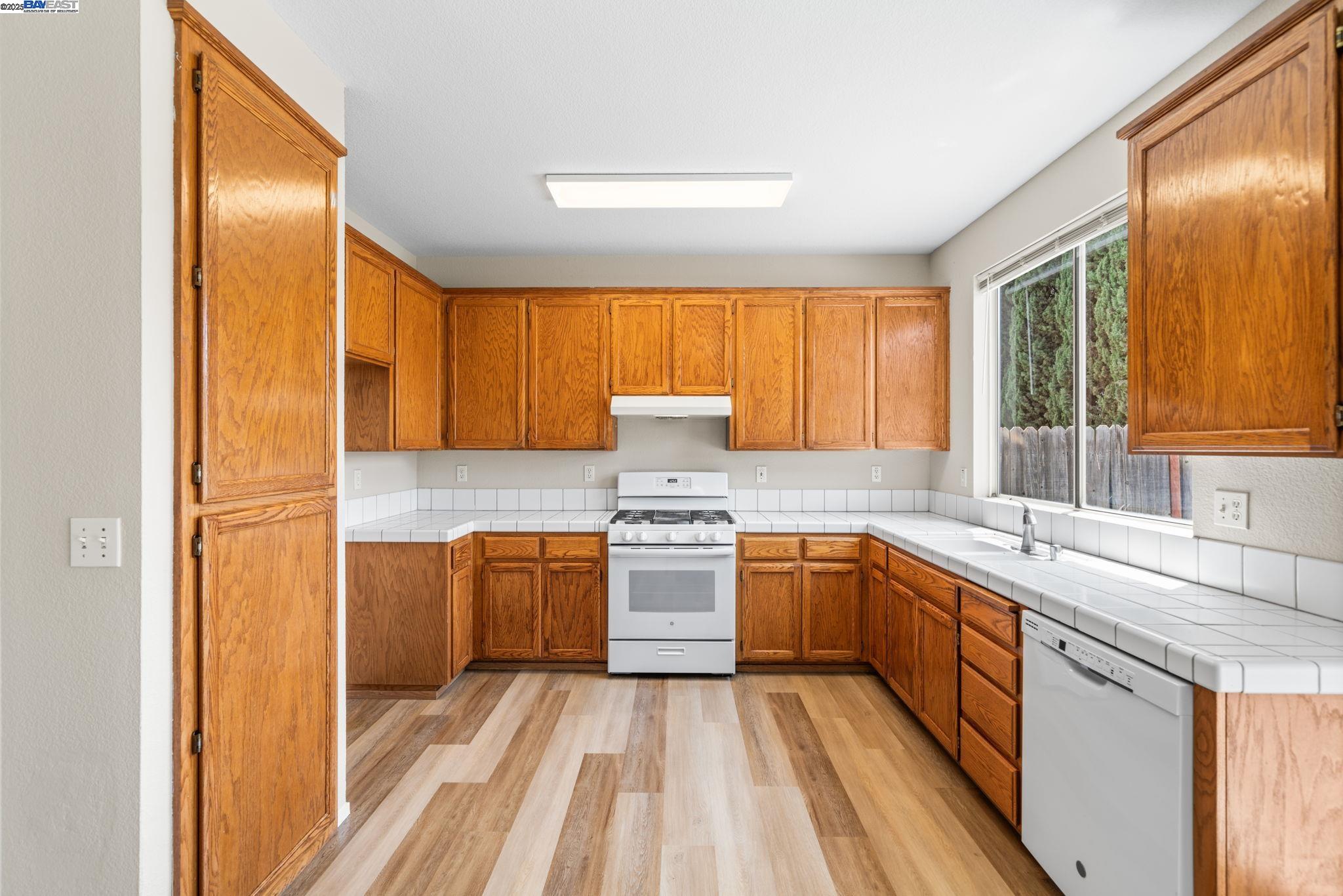 Detail Gallery Image 12 of 35 For 1970 Knollcrest Ln, Tracy,  CA 95376 - 3 Beds | 2/1 Baths