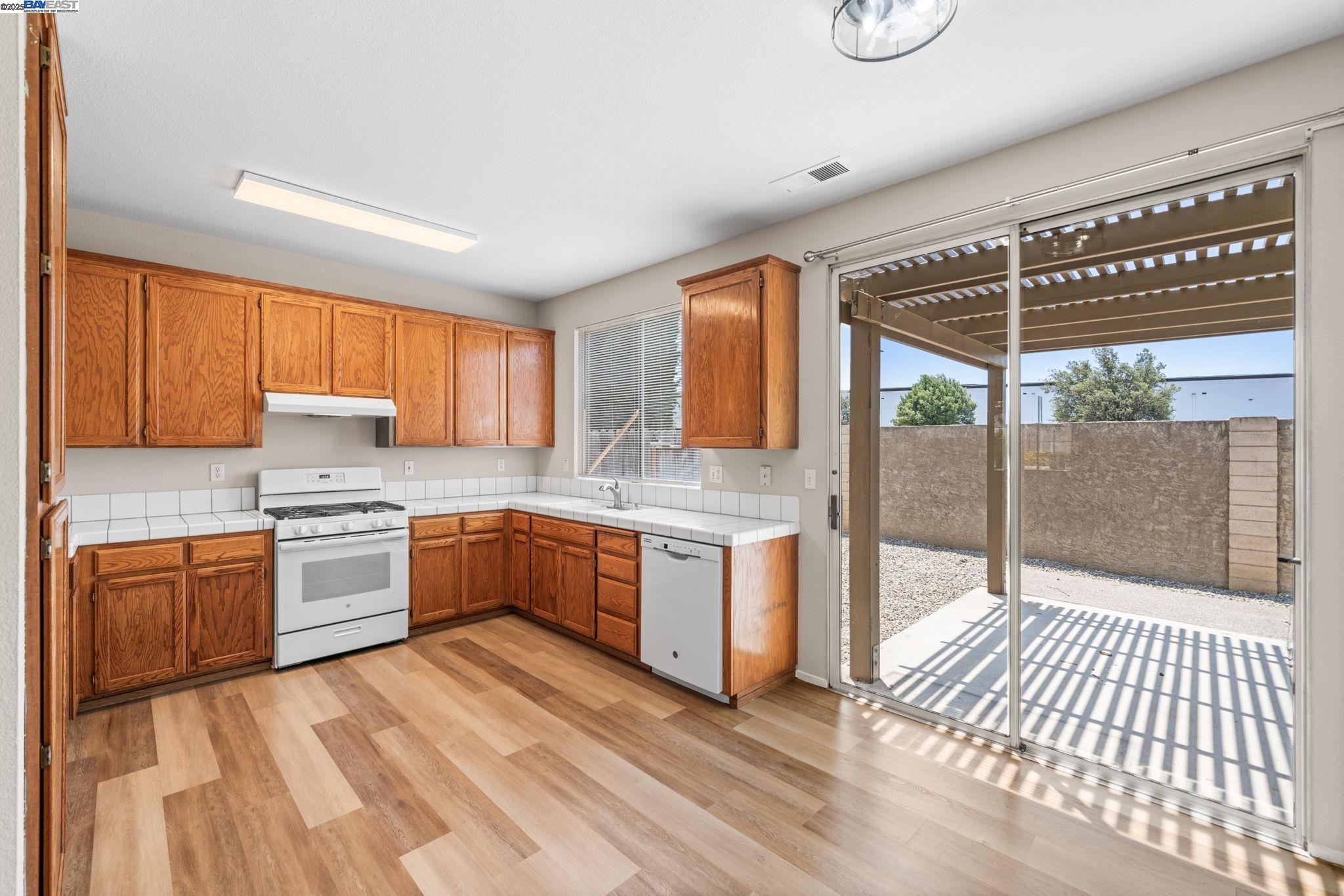 Detail Gallery Image 13 of 35 For 1970 Knollcrest Ln, Tracy,  CA 95376 - 3 Beds | 2/1 Baths