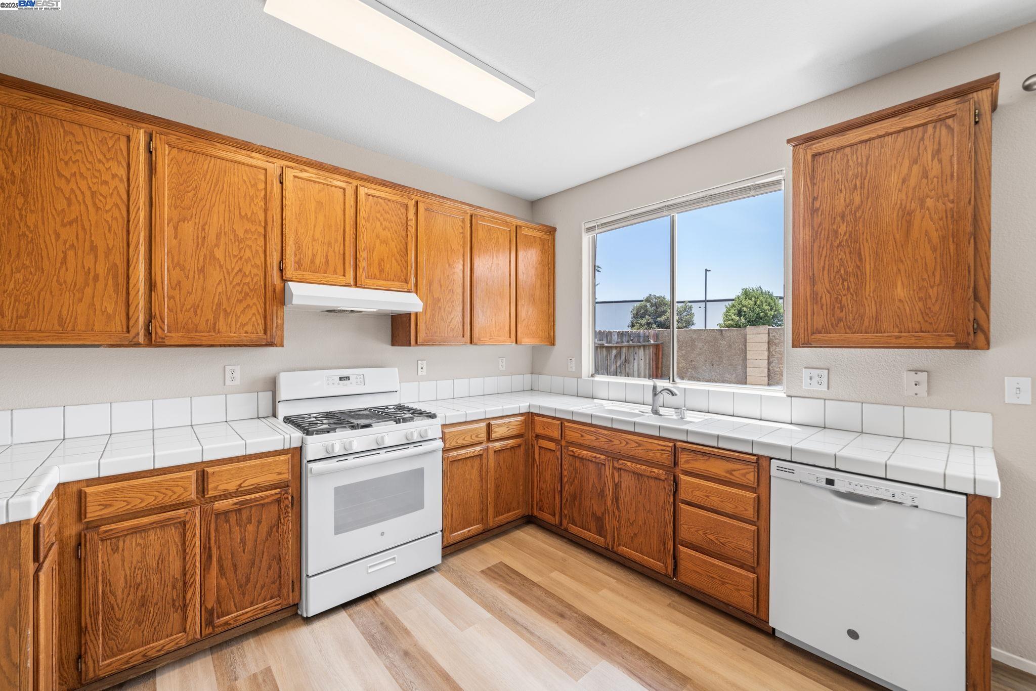 Detail Gallery Image 14 of 35 For 1970 Knollcrest Ln, Tracy,  CA 95376 - 3 Beds | 2/1 Baths
