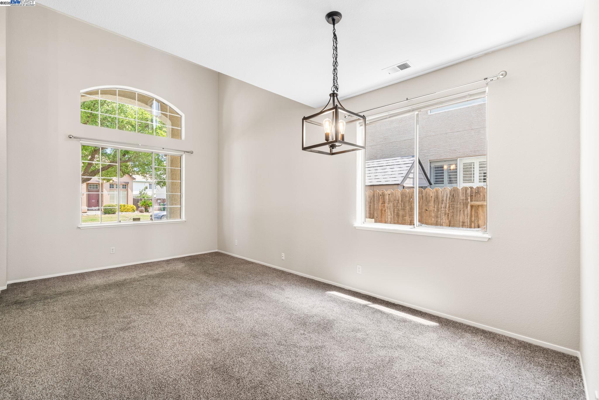 Detail Gallery Image 6 of 35 For 1970 Knollcrest Ln, Tracy,  CA 95376 - 3 Beds | 2/1 Baths