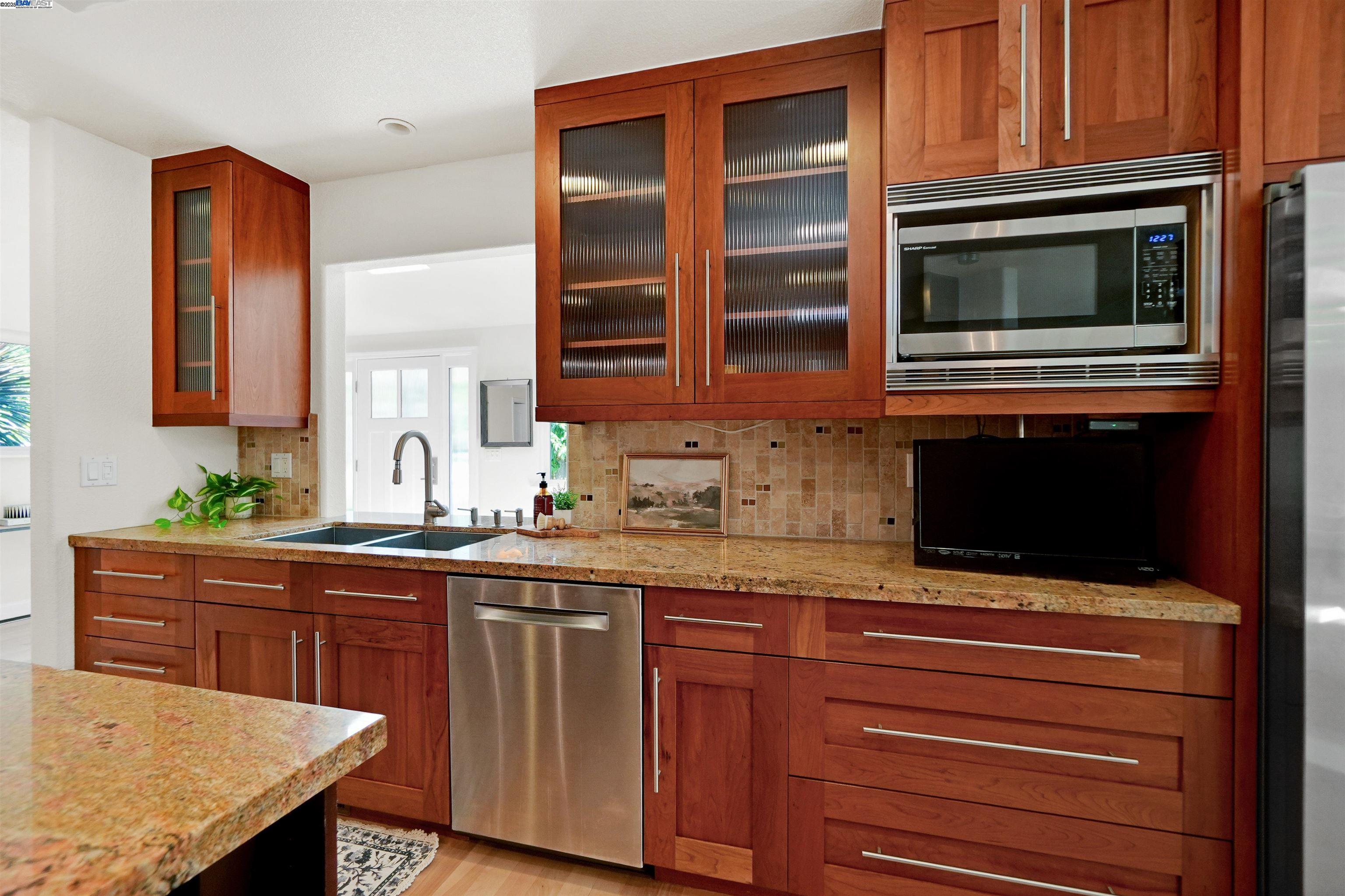 Detail Gallery Image 14 of 55 For 4400 Sandalwood Dr, Pleasanton,  CA 94588 - 4 Beds | 2 Baths