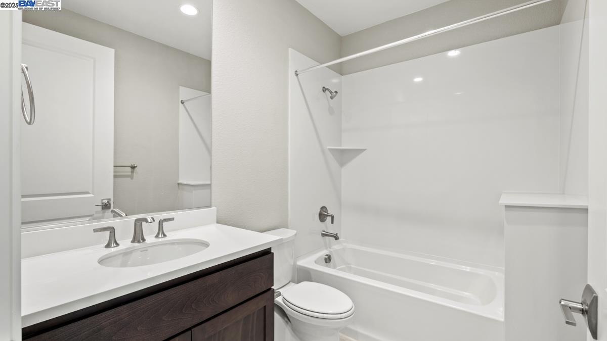 Detail Gallery Image 17 of 38 For 1049 Heathridge Street, Manteca,  CA 95336 - 2 Beds | 2 Baths