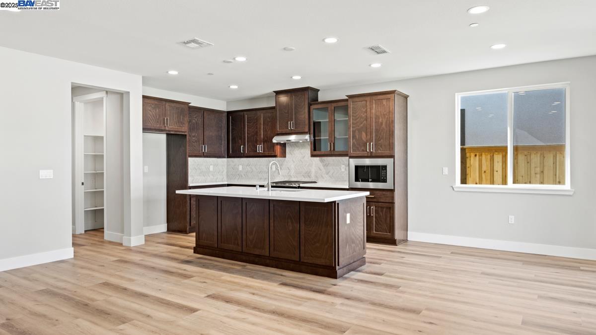 Detail Gallery Image 3 of 38 For 1049 Heathridge Street, Manteca,  CA 95336 - 2 Beds | 2 Baths