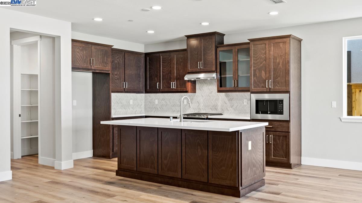 Detail Gallery Image 4 of 38 For 1049 Heathridge Street, Manteca,  CA 95336 - 2 Beds | 2 Baths