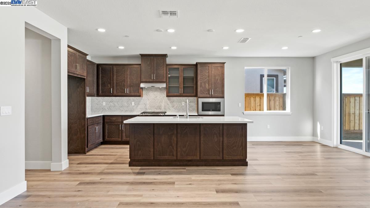 Detail Gallery Image 5 of 38 For 1049 Heathridge Street, Manteca,  CA 95336 - 2 Beds | 2 Baths