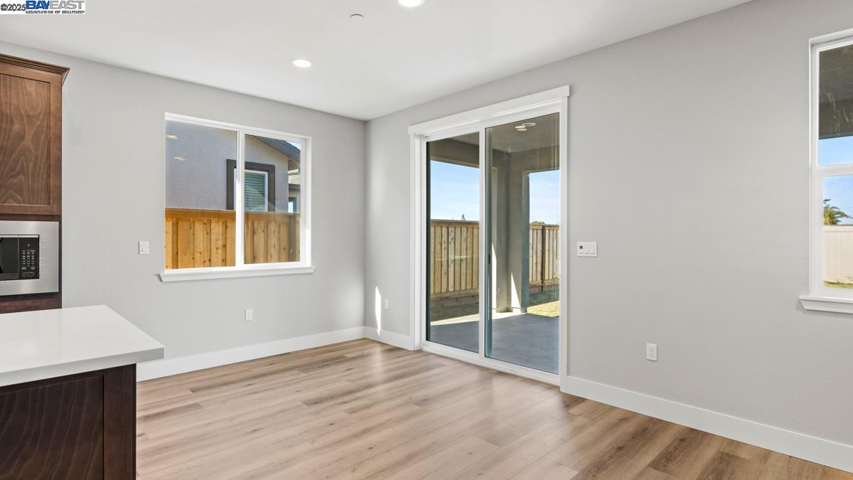 Detail Gallery Image 6 of 38 For 1049 Heathridge Street, Manteca,  CA 95336 - 2 Beds | 2 Baths