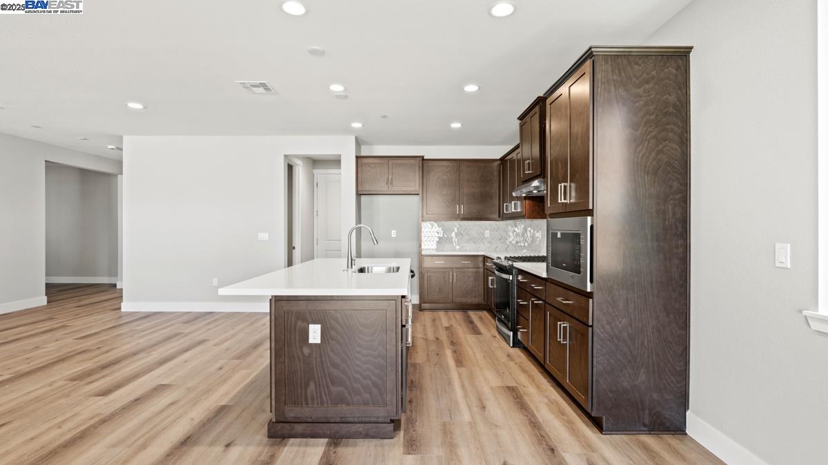 Detail Gallery Image 8 of 38 For 1049 Heathridge Street, Manteca,  CA 95336 - 2 Beds | 2 Baths