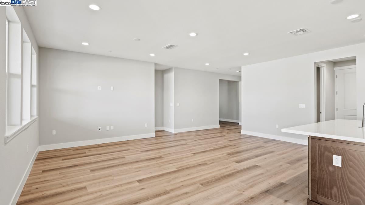 Detail Gallery Image 9 of 38 For 1049 Heathridge Street, Manteca,  CA 95336 - 2 Beds | 2 Baths