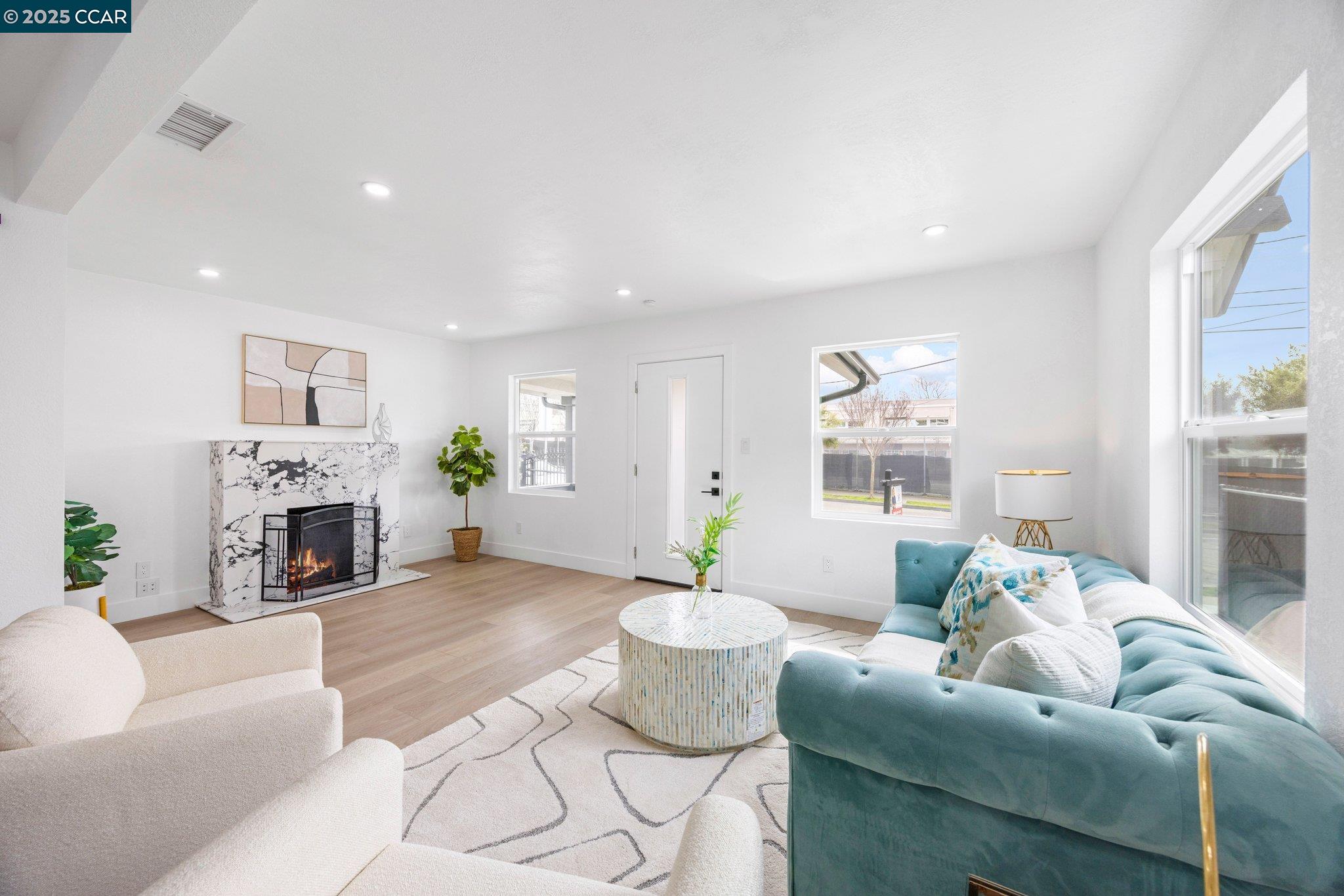 Detail Gallery Image 2 of 51 For 2133 39th Ave, Oakland,  CA 94601 - 3 Beds | 2 Baths