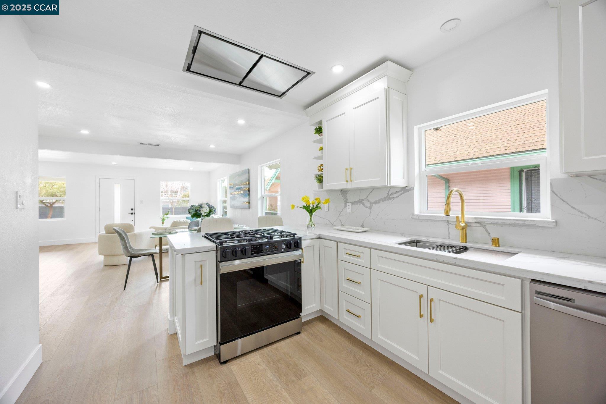 Detail Gallery Image 15 of 51 For 2133 39th Ave, Oakland,  CA 94601 - 3 Beds | 2 Baths