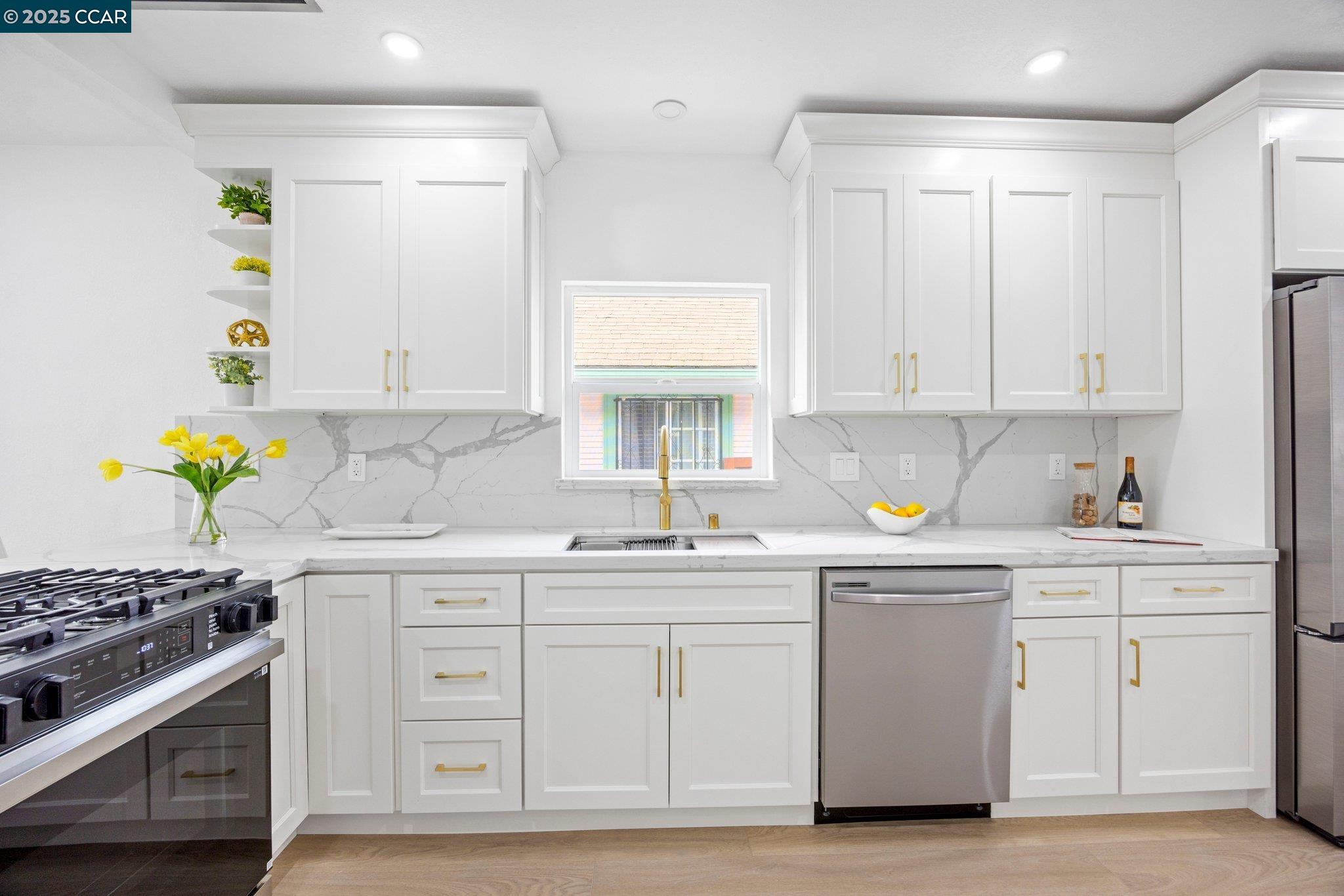 Detail Gallery Image 3 of 51 For 2133 39th Ave, Oakland,  CA 94601 - 3 Beds | 2 Baths