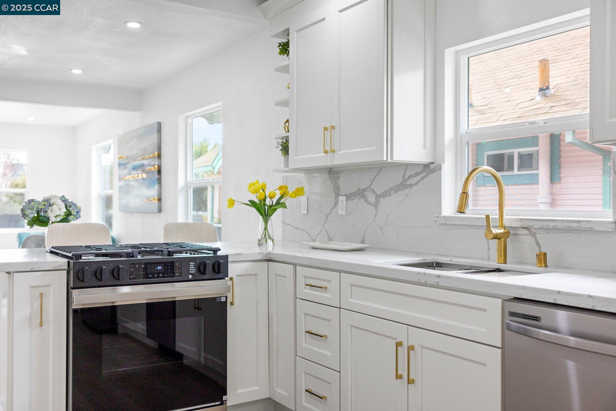 Detail Gallery Image 4 of 51 For 2133 39th Ave, Oakland,  CA 94601 - 3 Beds | 2 Baths