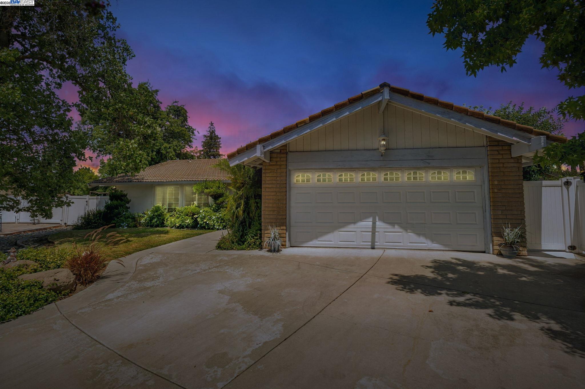 Detail Gallery Image 2 of 44 For 2117 Lido Cir, Stockton,  CA 95207 - 3 Beds | 2 Baths
