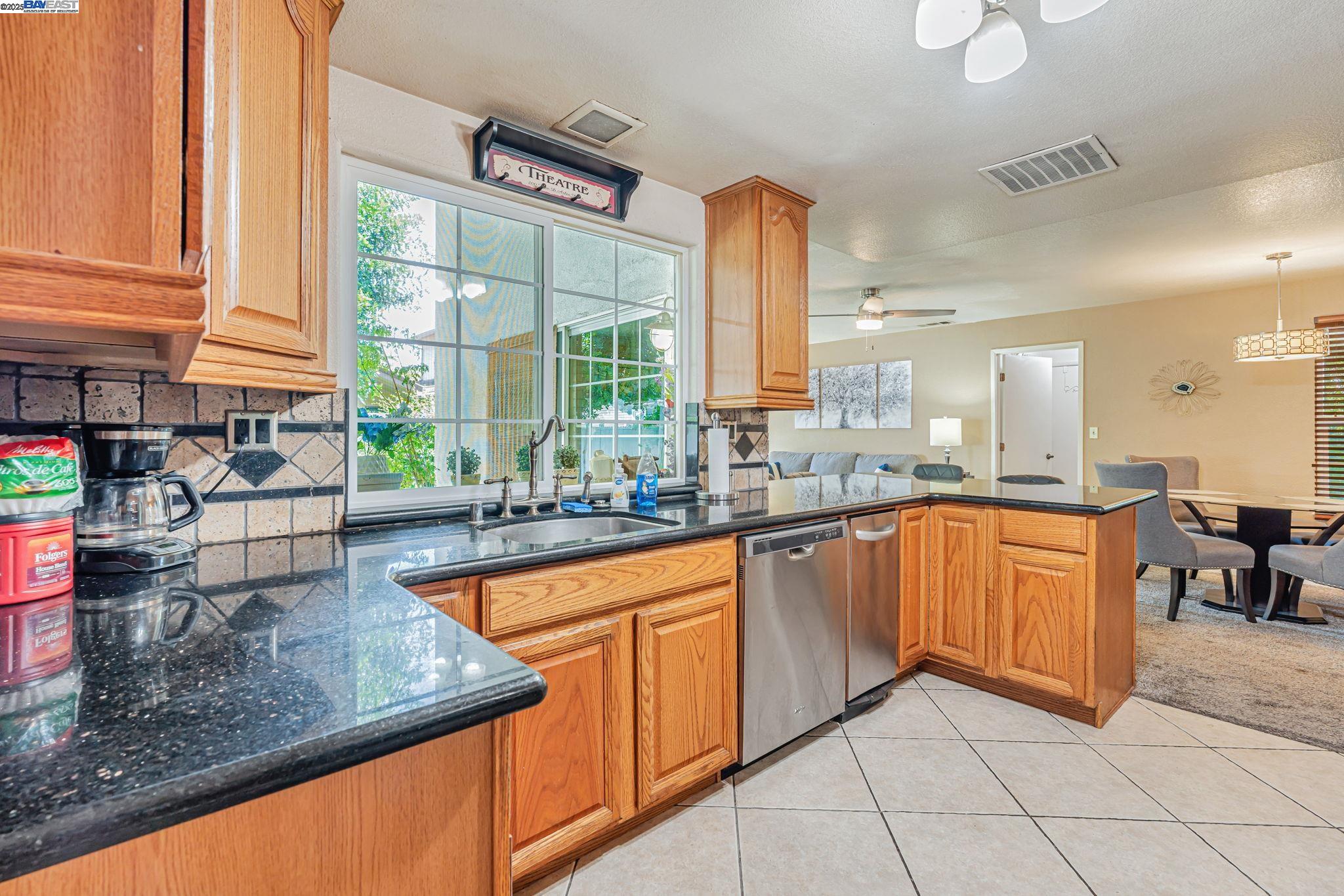 Detail Gallery Image 13 of 44 For 2117 Lido Cir, Stockton,  CA 95207 - 3 Beds | 2 Baths