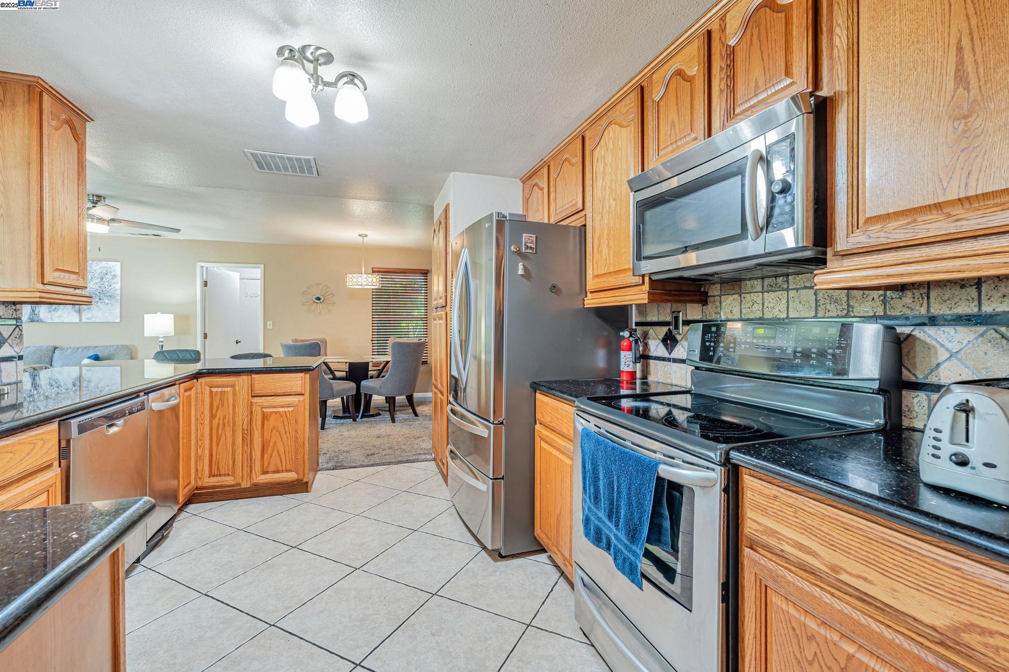 Detail Gallery Image 14 of 44 For 2117 Lido Cir, Stockton,  CA 95207 - 3 Beds | 2 Baths