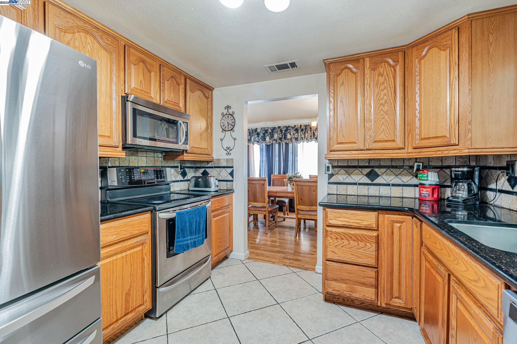 Detail Gallery Image 15 of 44 For 2117 Lido Cir, Stockton,  CA 95207 - 3 Beds | 2 Baths