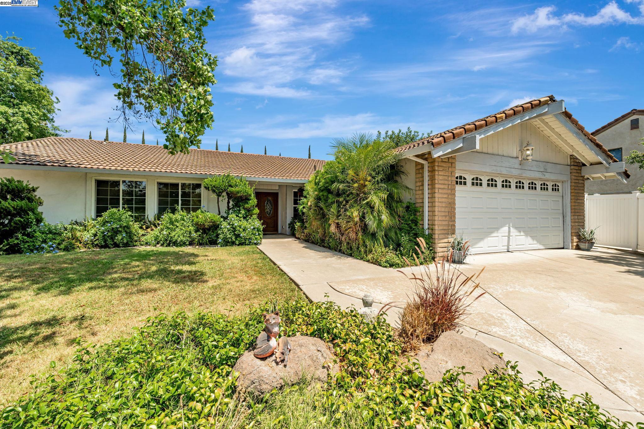 Detail Gallery Image 3 of 44 For 2117 Lido Cir, Stockton,  CA 95207 - 3 Beds | 2 Baths