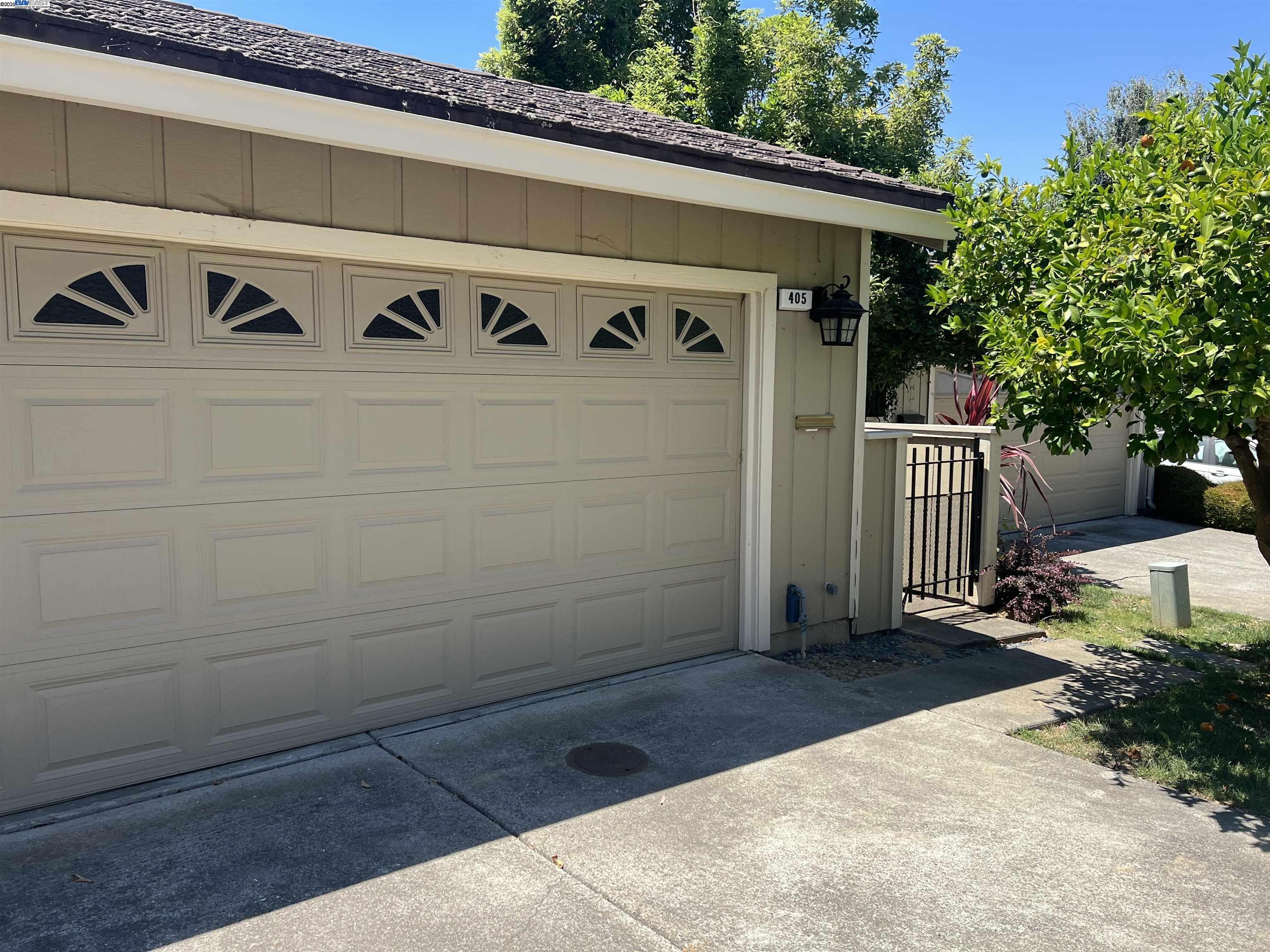 Detail Gallery Image 1 of 21 For 405 Thistle Cir, Martinez,  CA 94553 - 3 Beds | 2/1 Baths