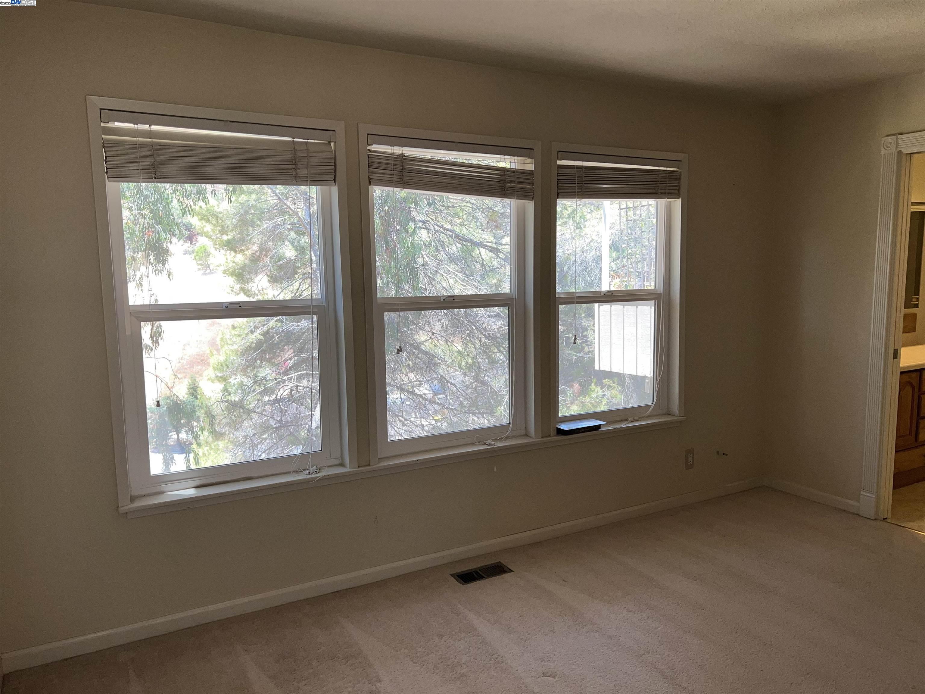 Detail Gallery Image 15 of 21 For 405 Thistle Cir, Martinez,  CA 94553 - 3 Beds | 2/1 Baths
