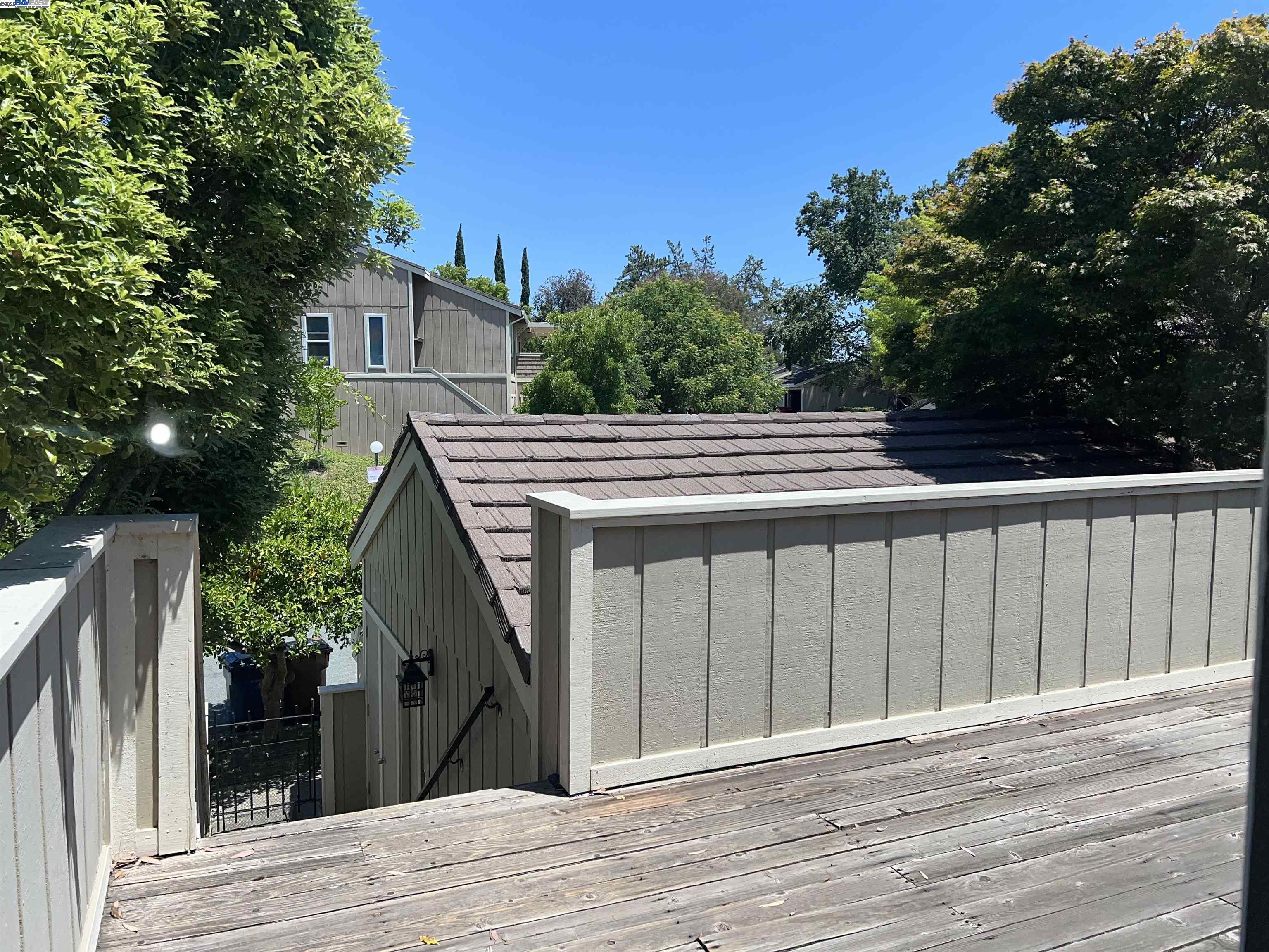 Detail Gallery Image 3 of 21 For 405 Thistle Cir, Martinez,  CA 94553 - 3 Beds | 2/1 Baths