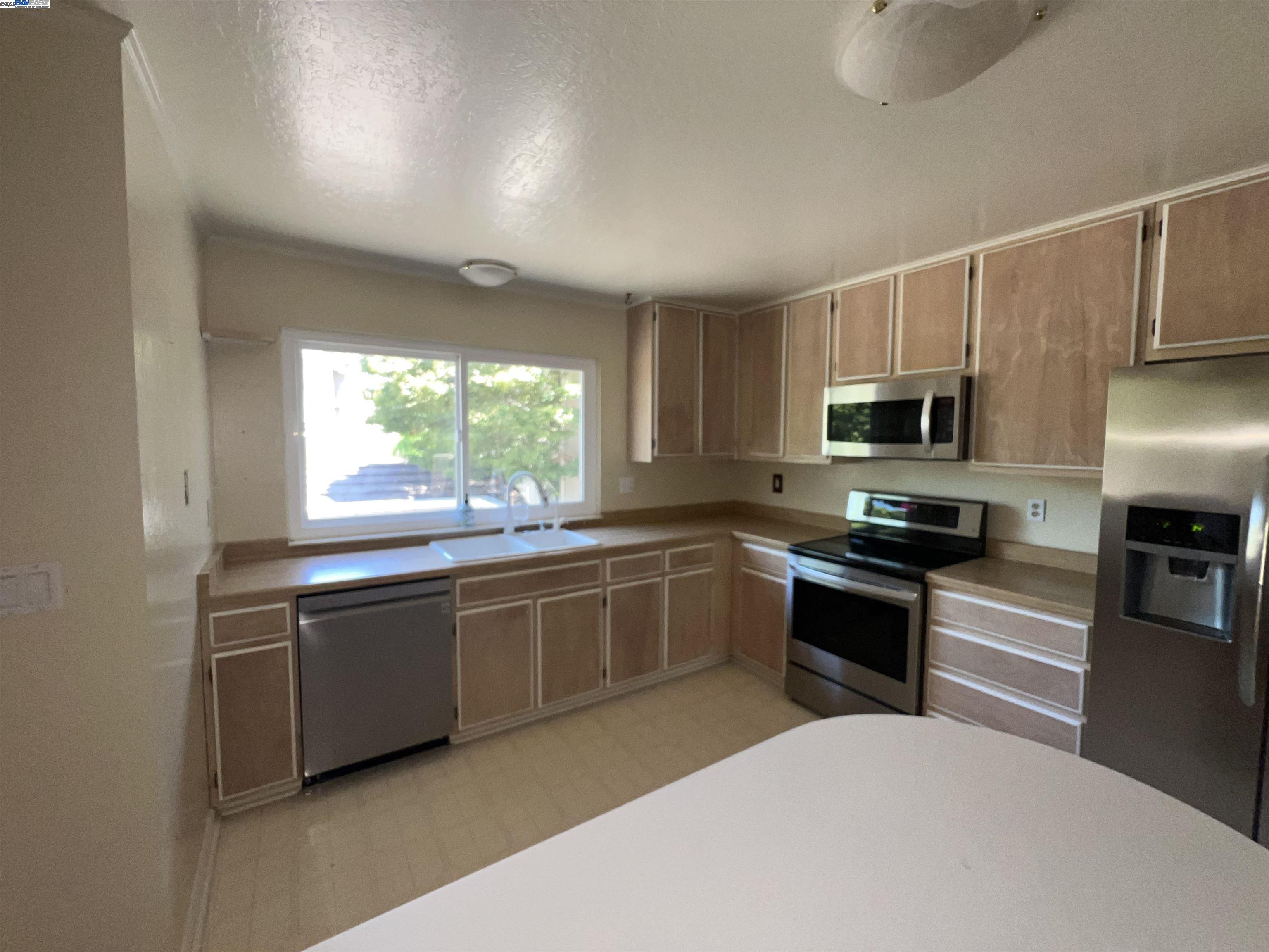 Detail Gallery Image 6 of 21 For 405 Thistle Cir, Martinez,  CA 94553 - 3 Beds | 2/1 Baths