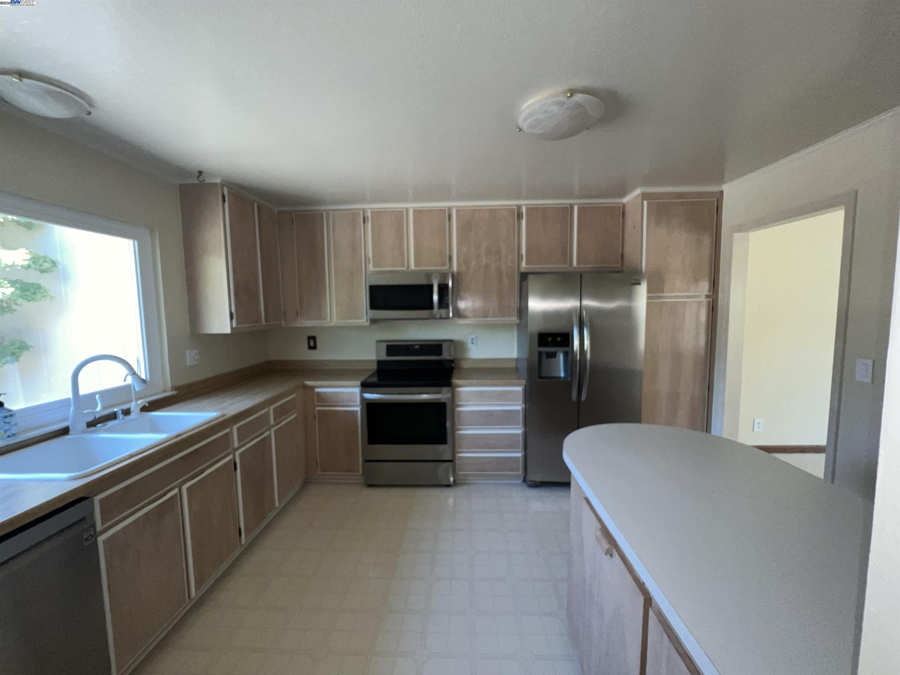 Detail Gallery Image 7 of 21 For 405 Thistle Cir, Martinez,  CA 94553 - 3 Beds | 2/1 Baths