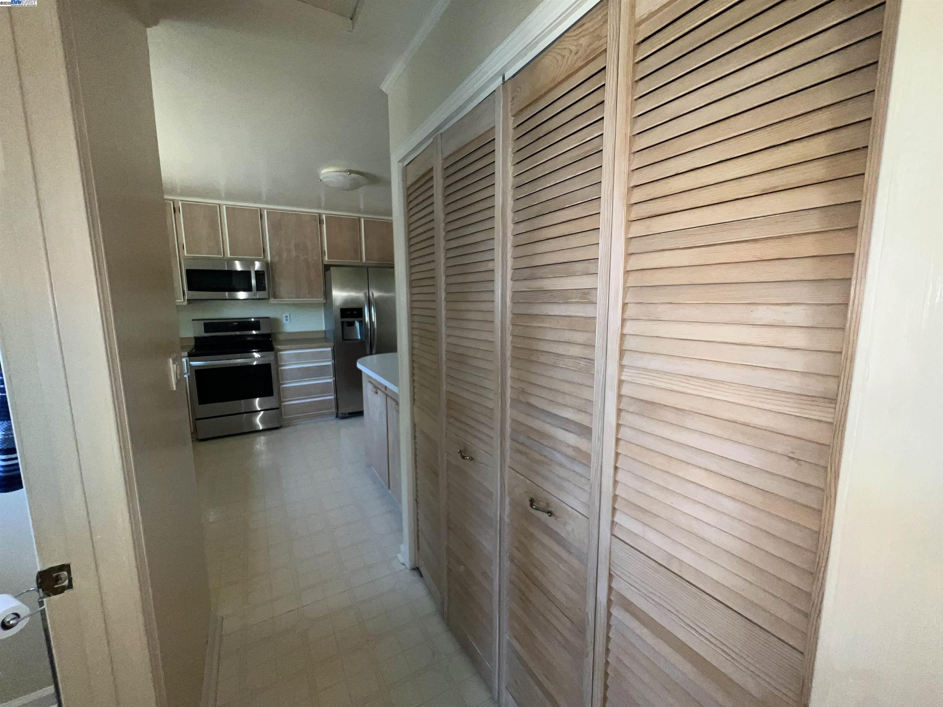 Detail Gallery Image 8 of 21 For 405 Thistle Cir, Martinez,  CA 94553 - 3 Beds | 2/1 Baths