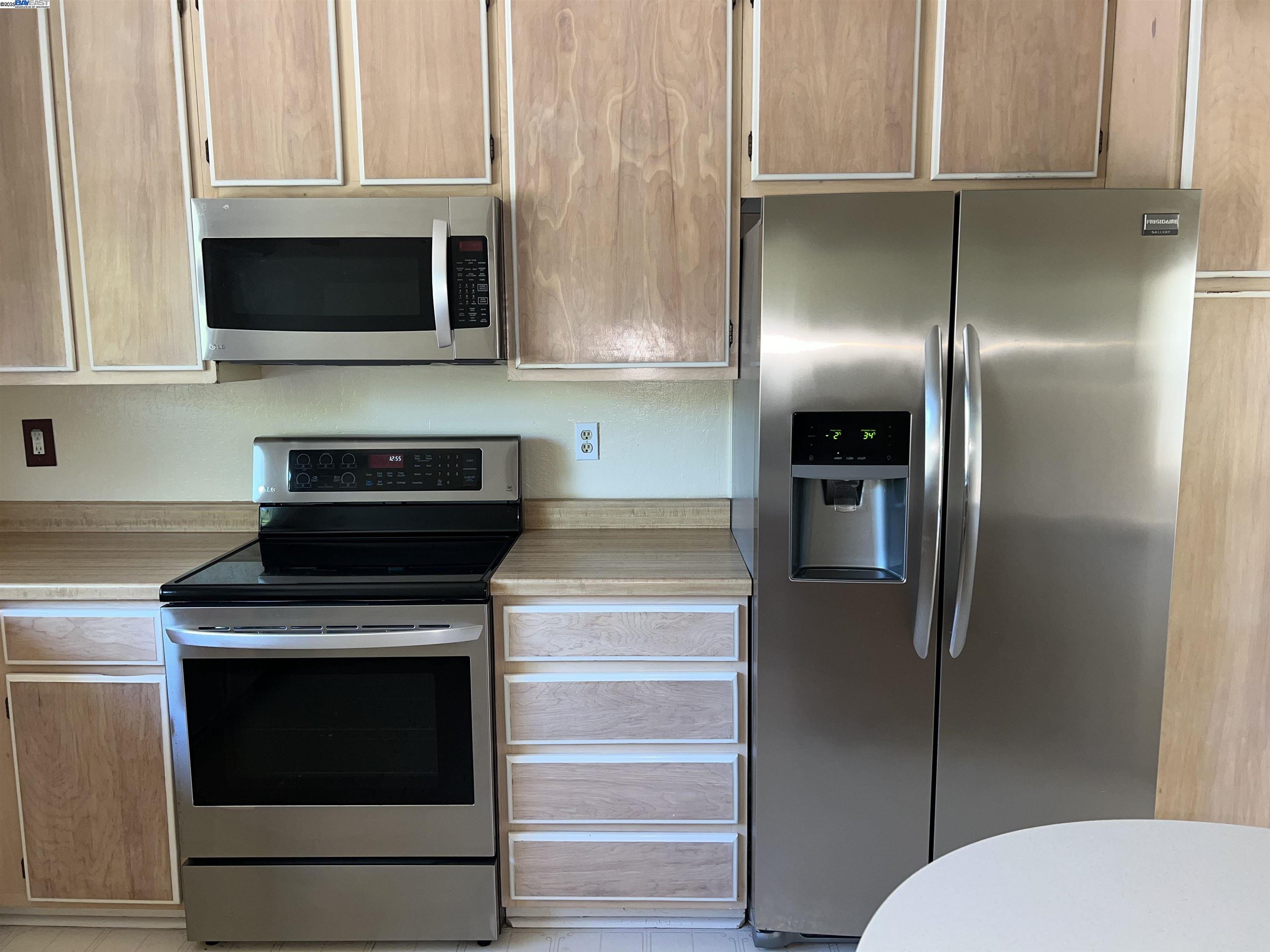 Detail Gallery Image 9 of 21 For 405 Thistle Cir, Martinez,  CA 94553 - 3 Beds | 2/1 Baths