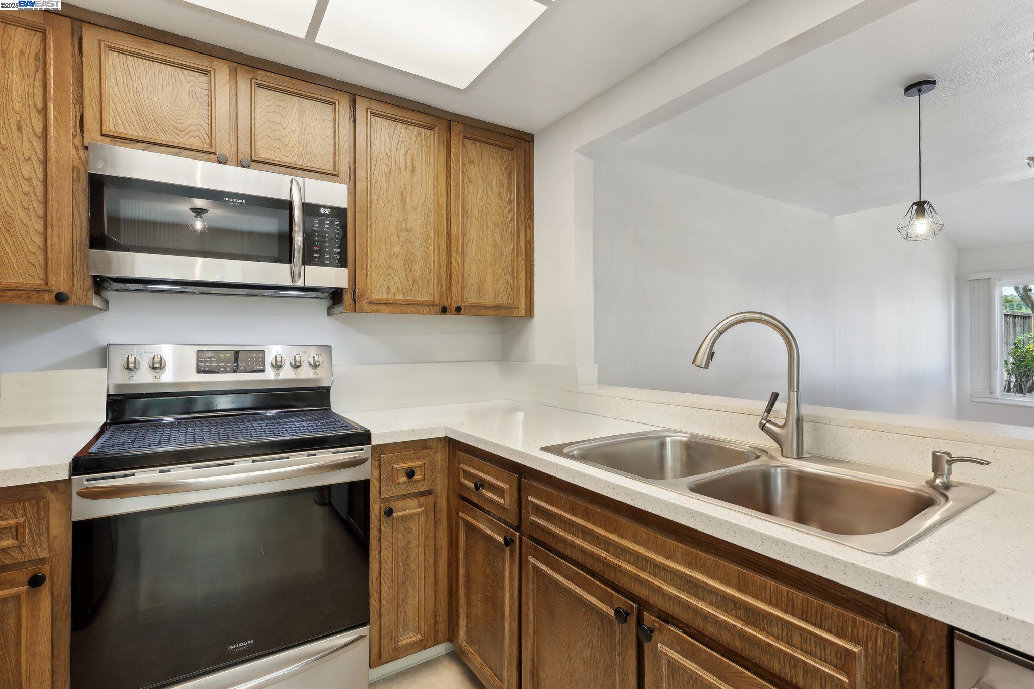 Detail Gallery Image 7 of 19 For 2378 Cheshire Place, San Leandro,  CA 94577 - 3 Beds | 2/1 Baths