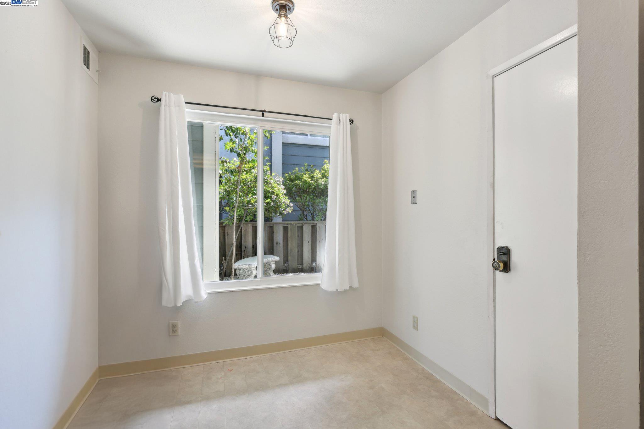 Detail Gallery Image 9 of 19 For 2378 Cheshire Place, San Leandro,  CA 94577 - 3 Beds | 2/1 Baths
