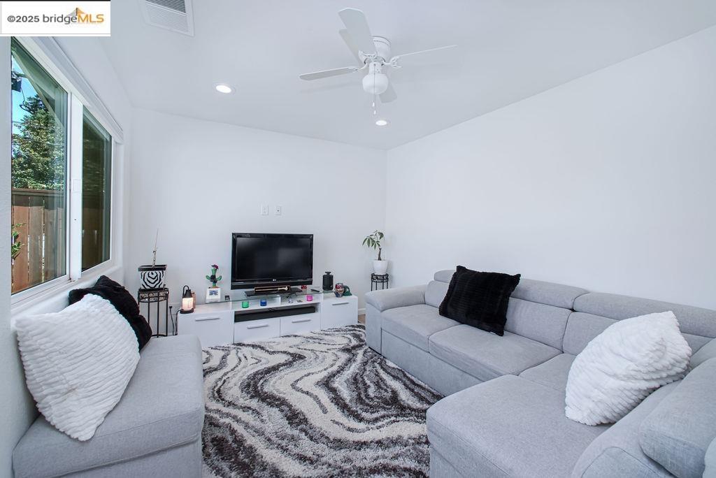 Detail Gallery Image 12 of 32 For 4585 Summer St, Olivehurst,  CA 95961 - 3 Beds | 2 Baths