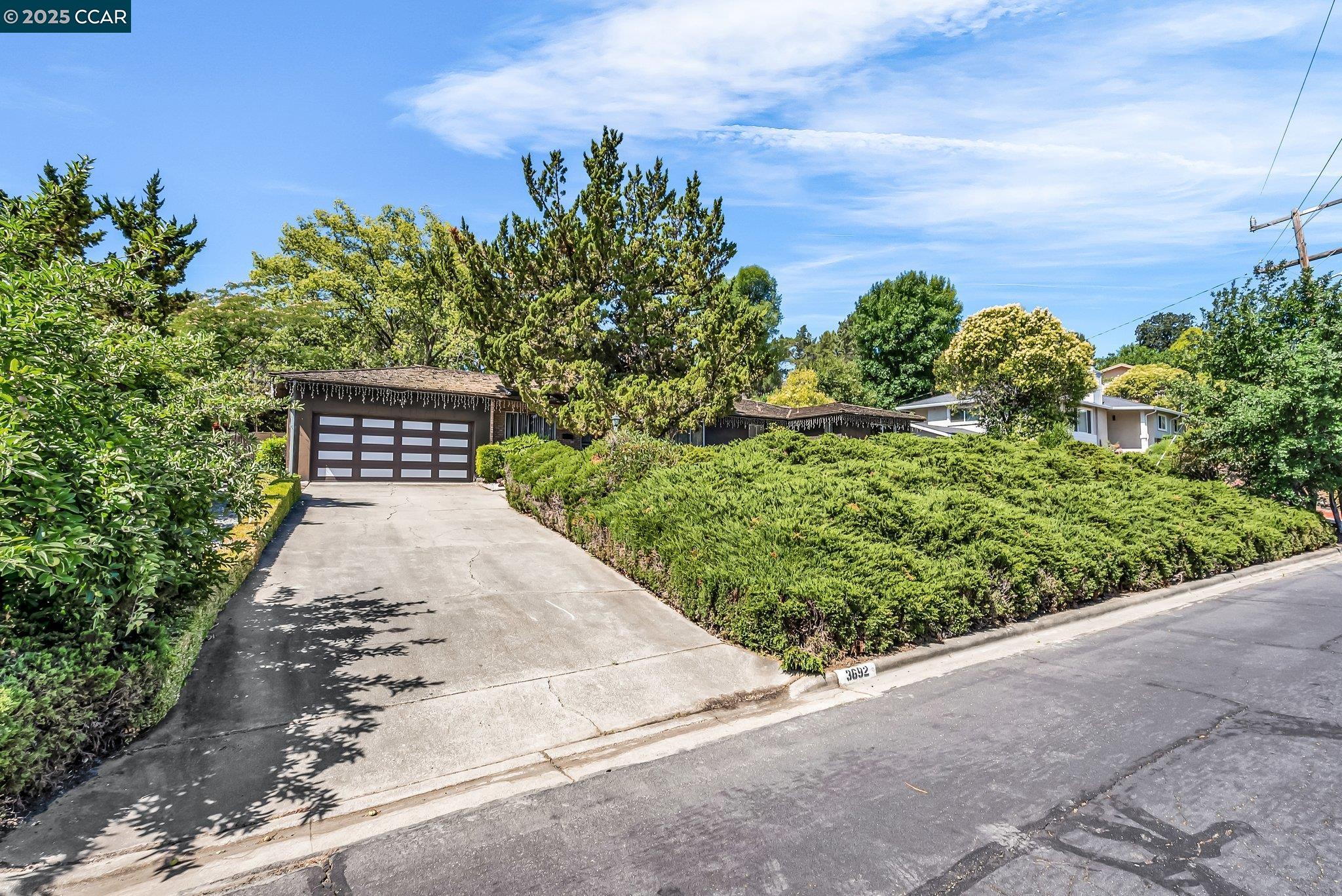 Detail Gallery Image 1 of 1 For 3692 Rosebrook Ct, Concord,  CA 94518 - 3 Beds | 2/1 Baths