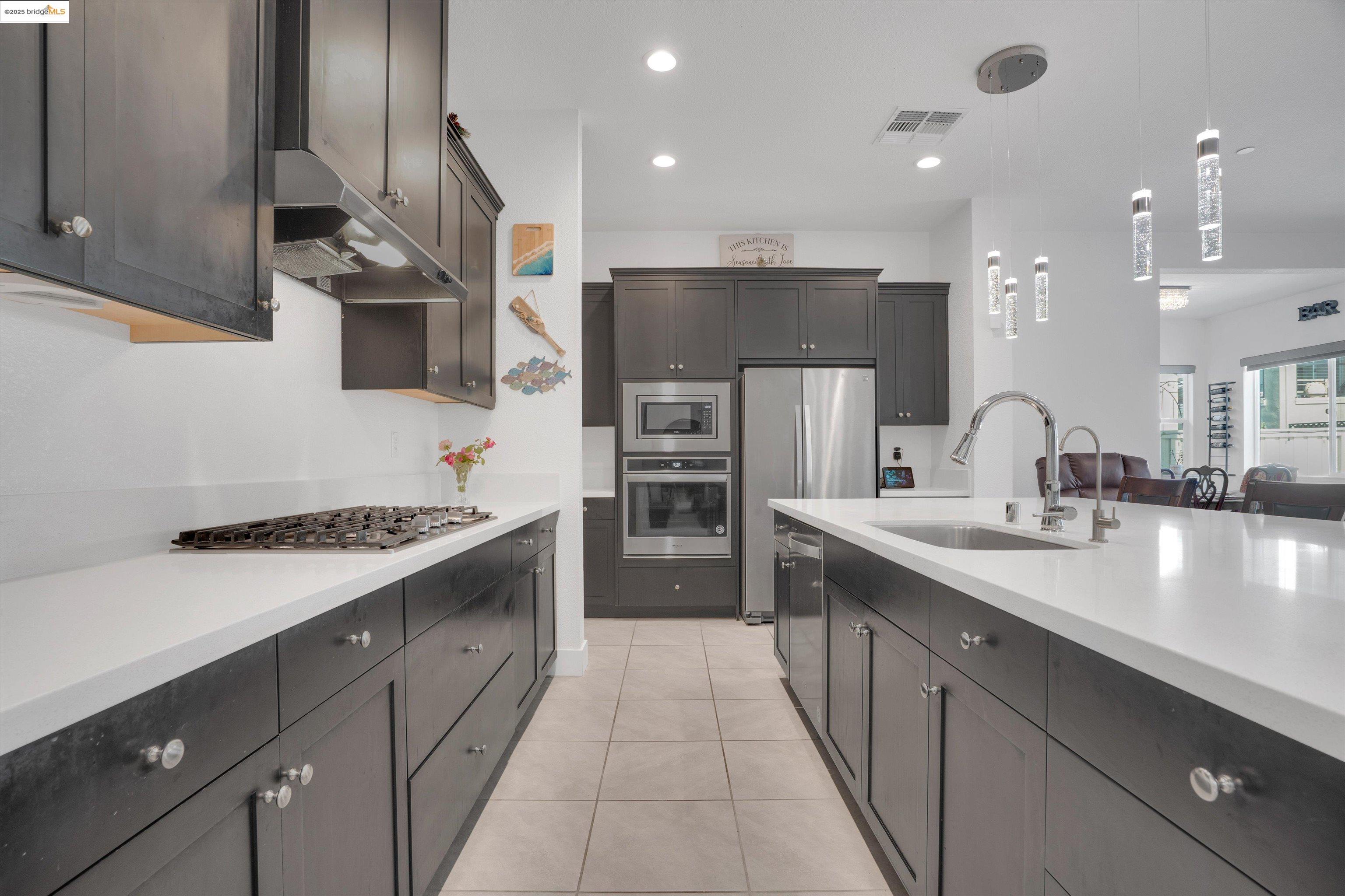 Detail Gallery Image 5 of 36 For 2281 Garden Farms Ave, Lathrop,  CA 95330 - 6 Beds | 4/1 Baths