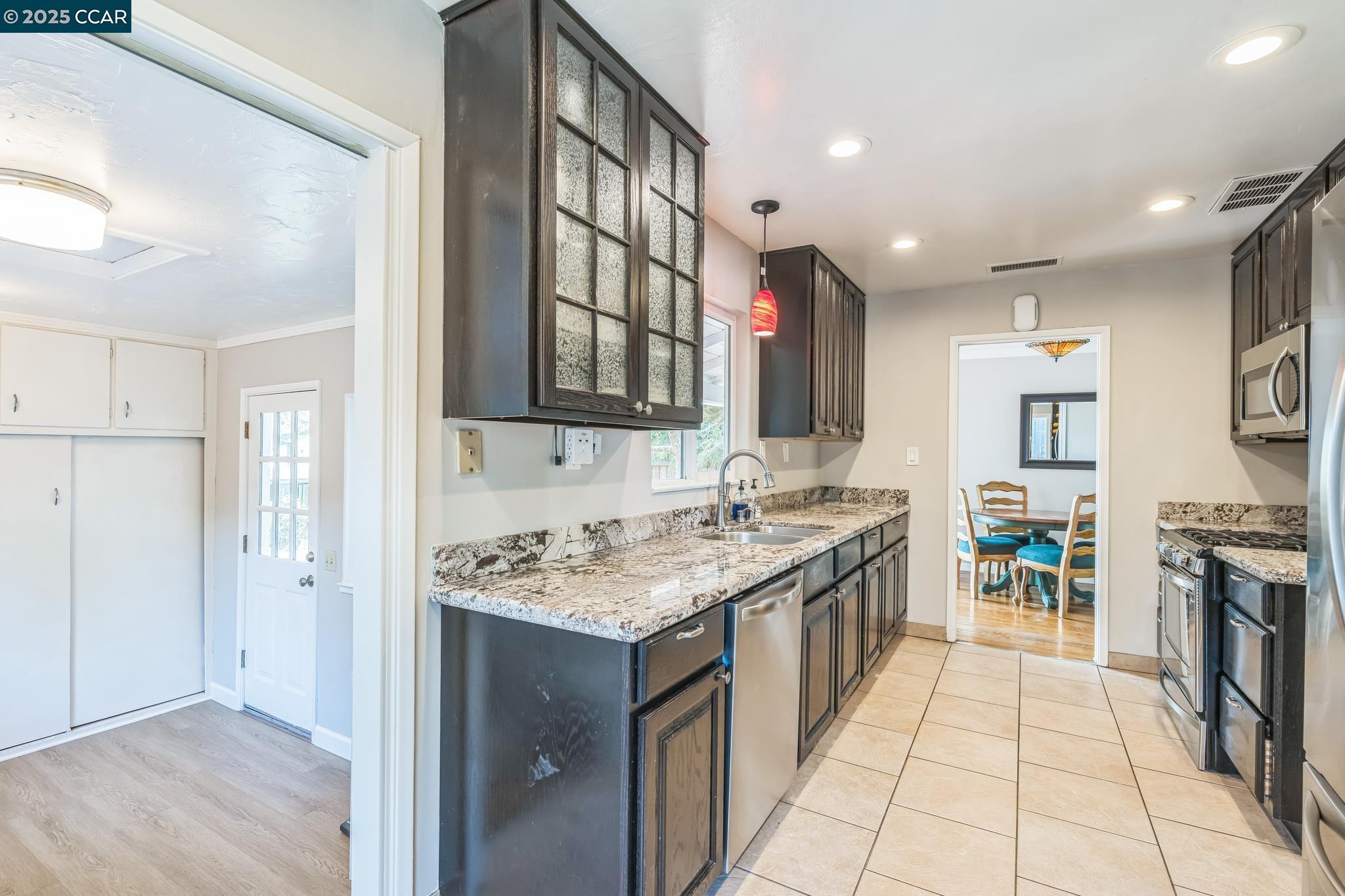 Detail Gallery Image 8 of 42 For 448 Cumberland Dr, Pleasant Hill,  CA 94523 - 3 Beds | 2 Baths