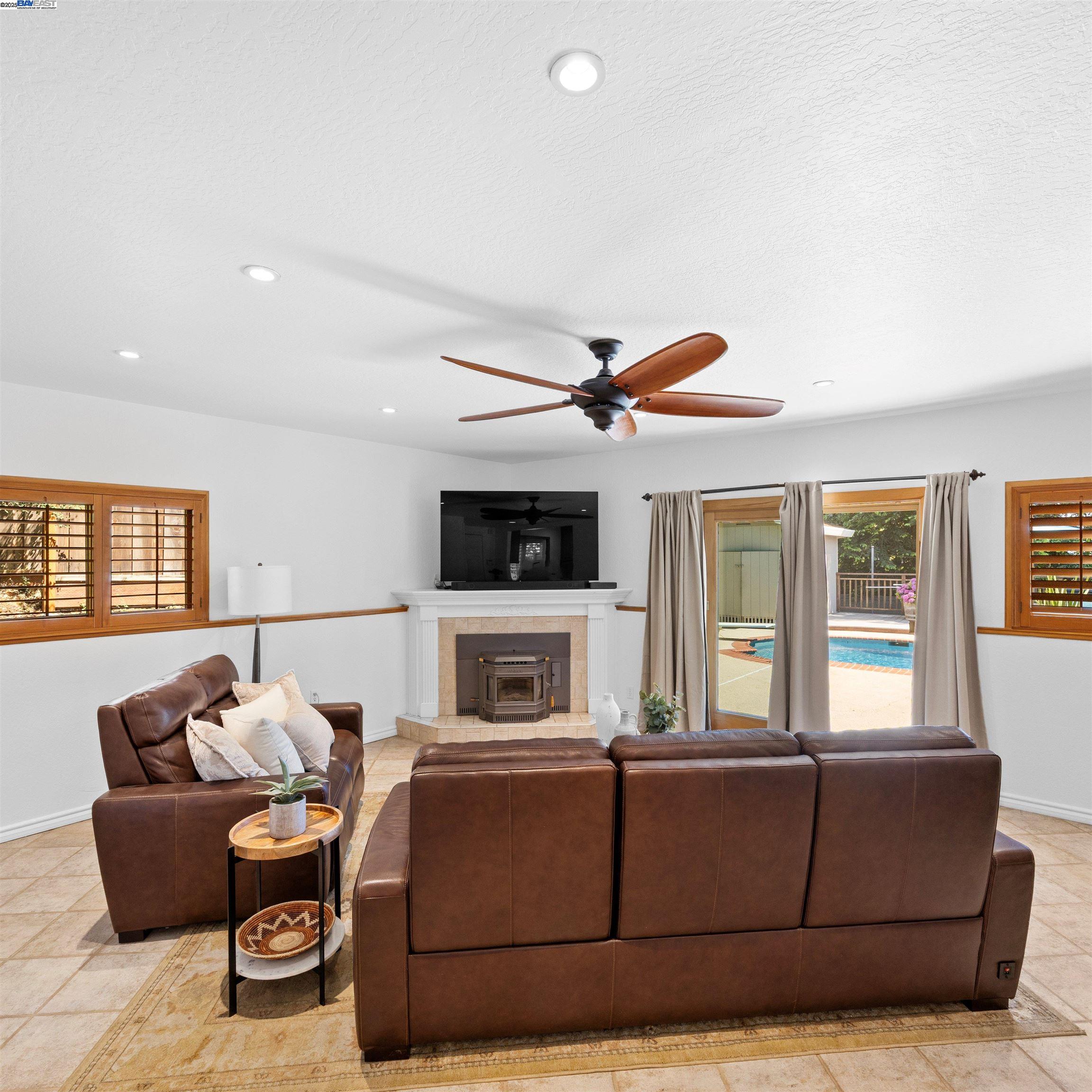 Detail Gallery Image 17 of 46 For 18767 Lamson Rd, Castro Valley,  CA 94546 - 3 Beds | 2 Baths