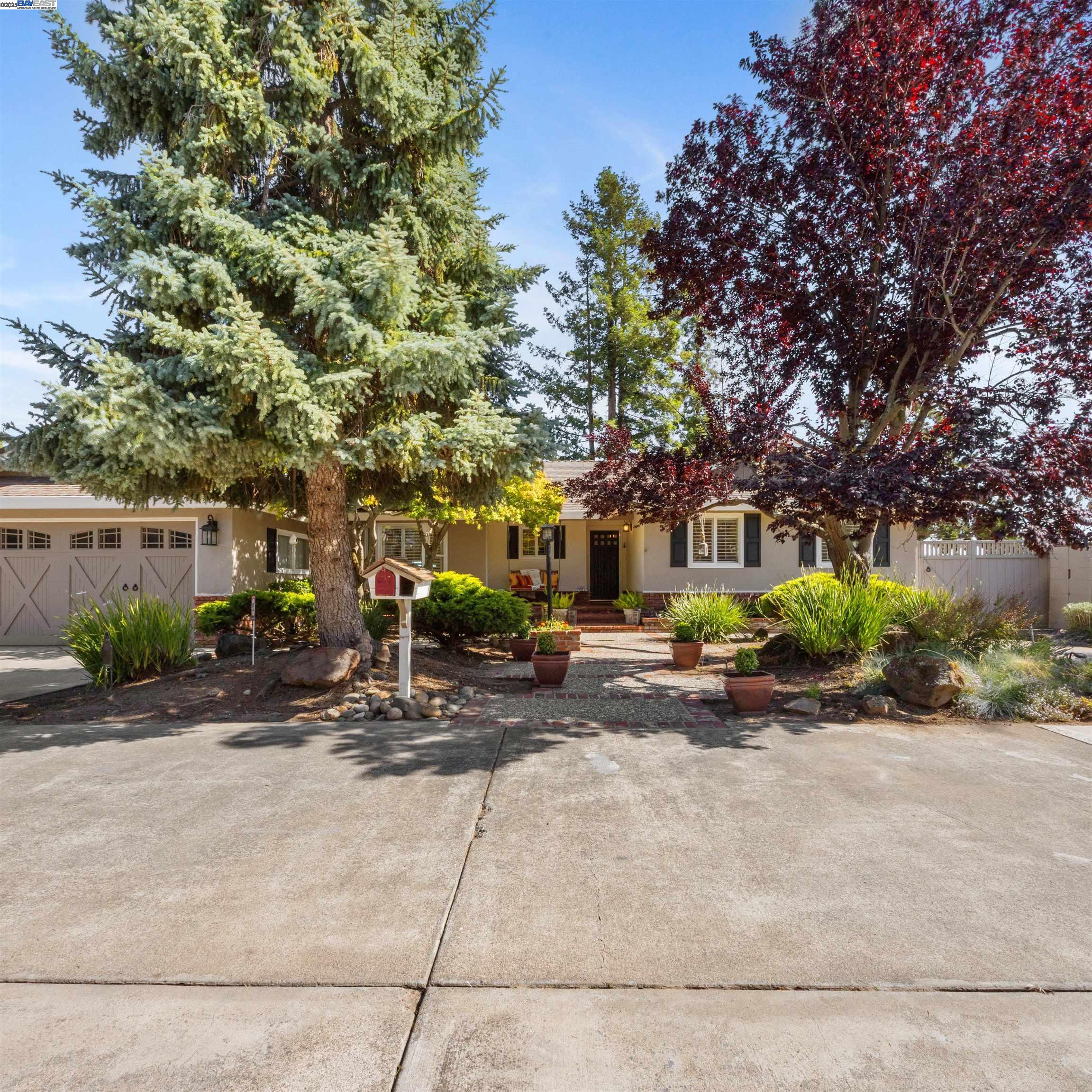 Detail Gallery Image 3 of 46 For 18767 Lamson Rd, Castro Valley,  CA 94546 - 3 Beds | 2 Baths