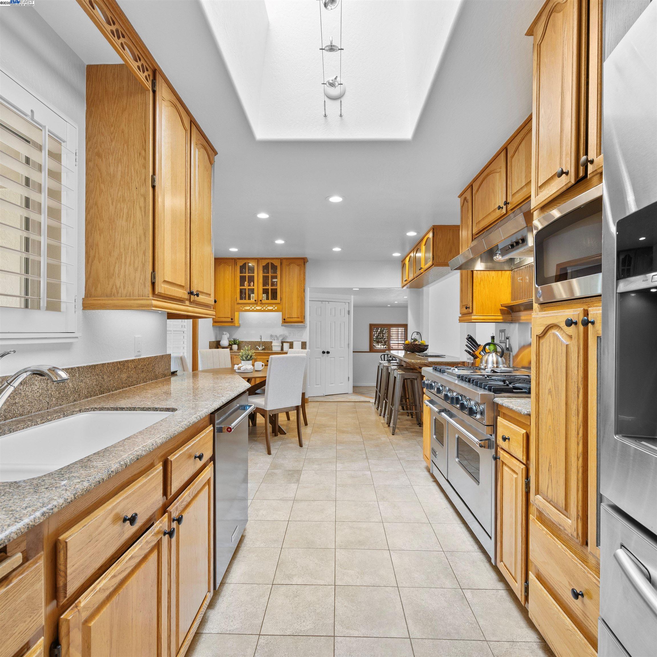 Detail Gallery Image 5 of 46 For 18767 Lamson Rd, Castro Valley,  CA 94546 - 3 Beds | 2 Baths