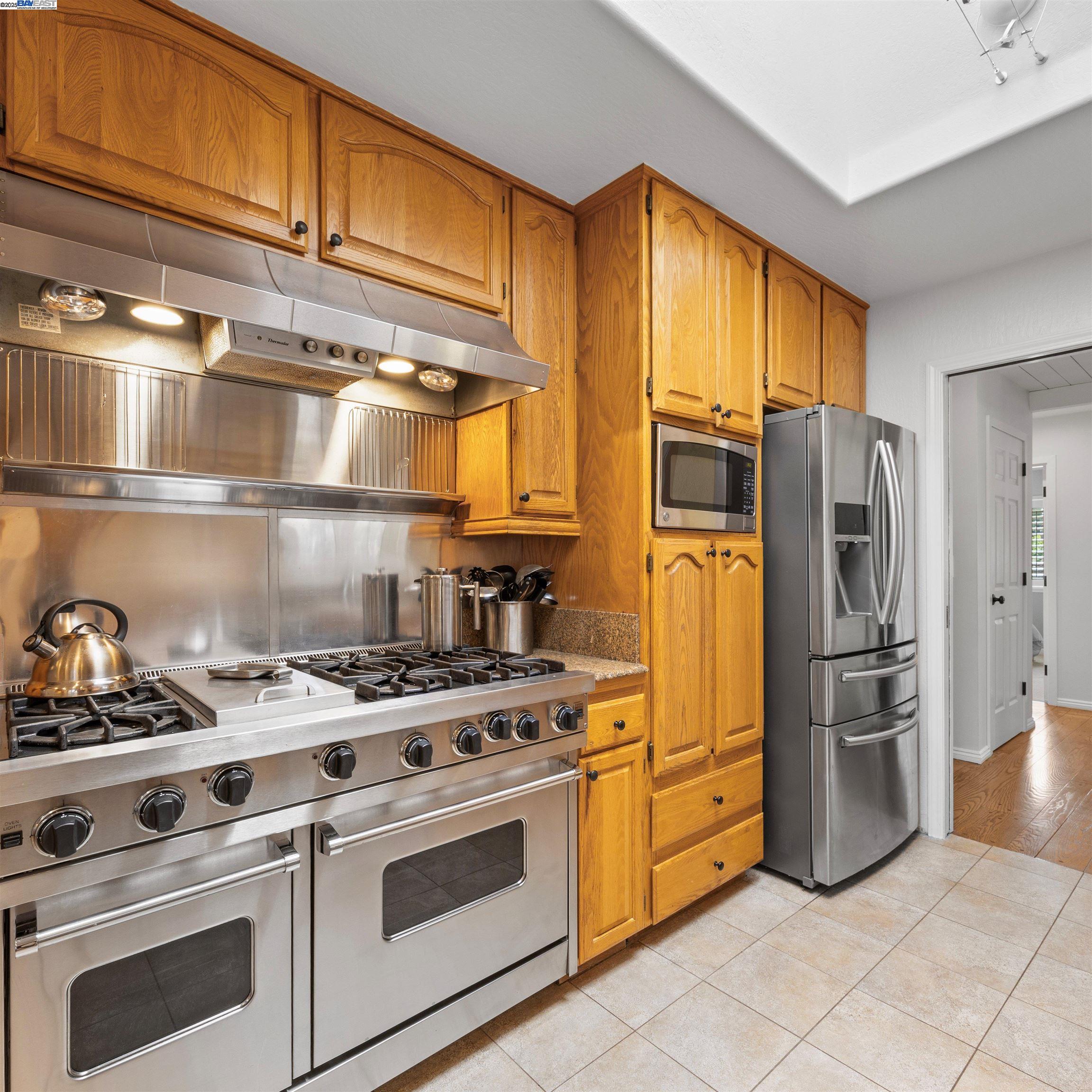 Detail Gallery Image 6 of 46 For 18767 Lamson Rd, Castro Valley,  CA 94546 - 3 Beds | 2 Baths
