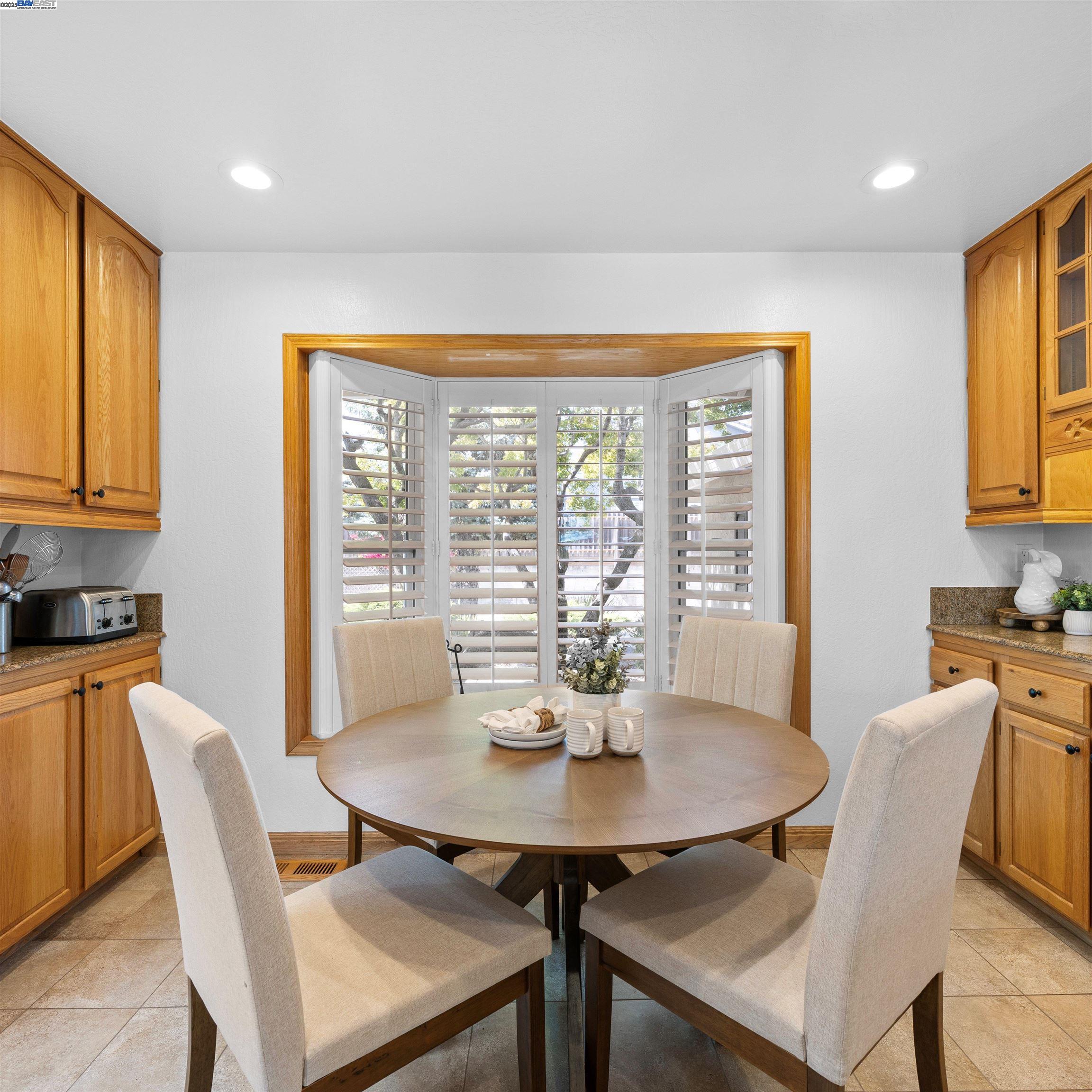 Detail Gallery Image 10 of 46 For 18767 Lamson Rd, Castro Valley,  CA 94546 - 3 Beds | 2 Baths