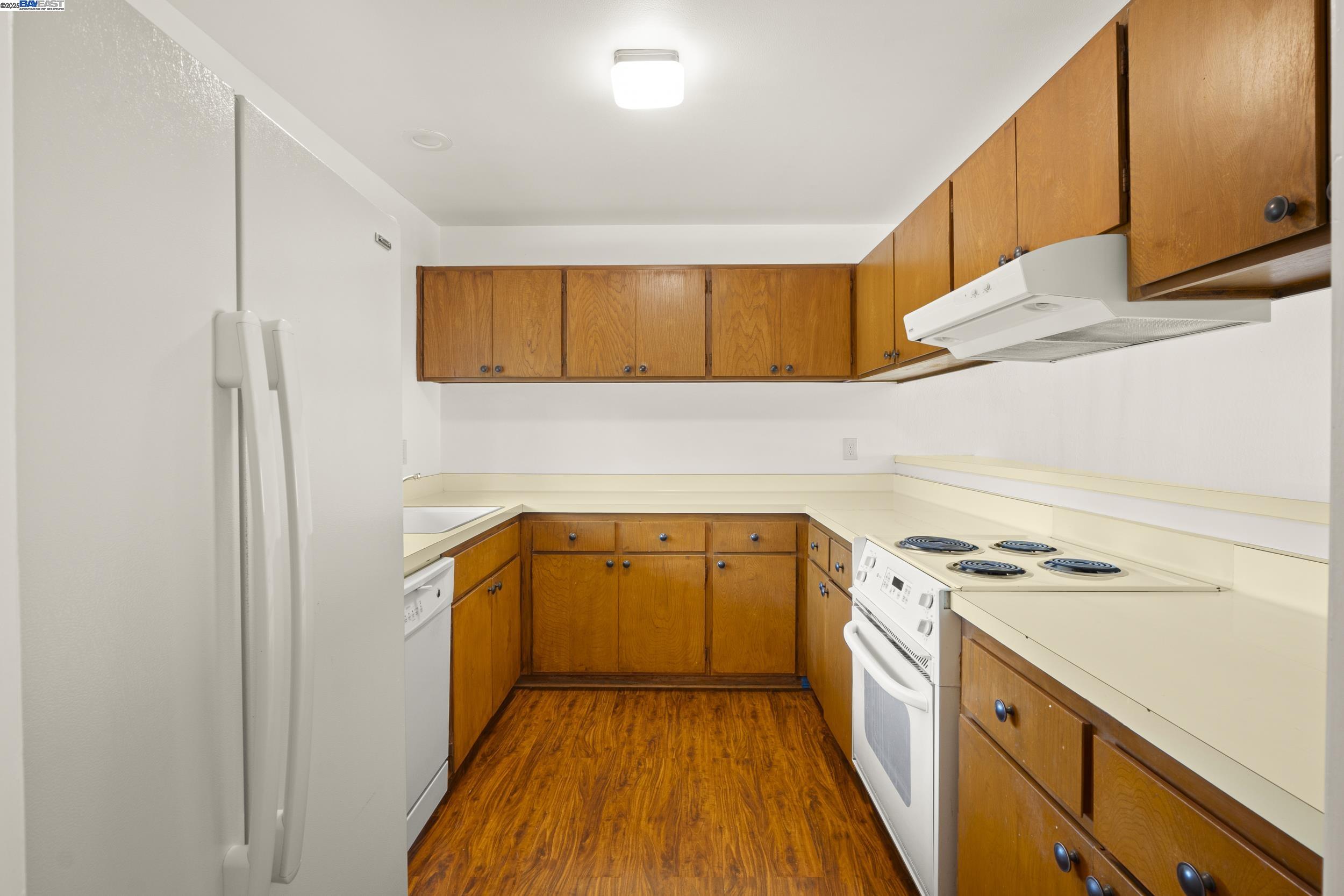 Detail Gallery Image 11 of 39 For 3112 La Campania, Alameda,  CA 94502 - 3 Beds | 2/1 Baths