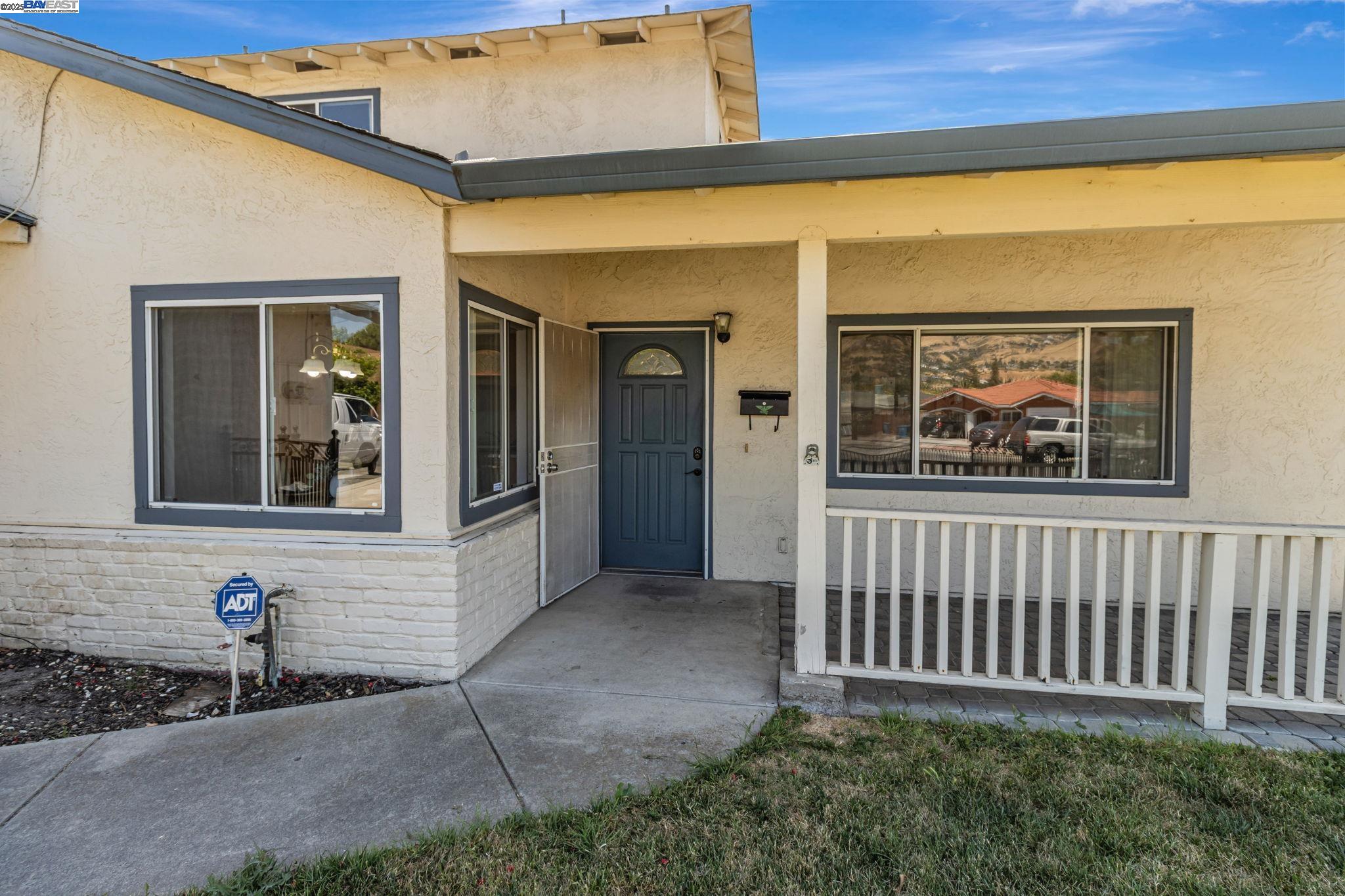 Detail Gallery Image 3 of 33 For 10297 Chrisland Ct, San Jose,  CA 95127 - 5 Beds | 2 Baths