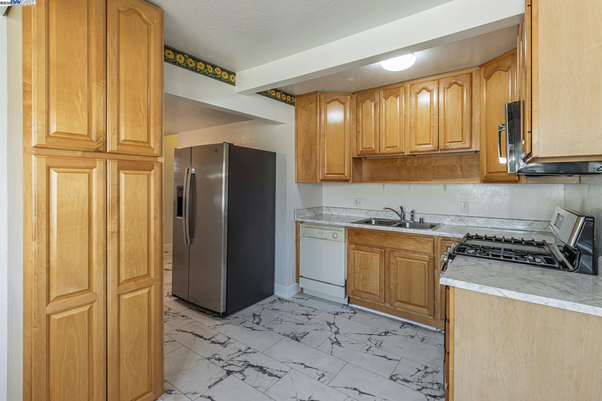 Detail Gallery Image 8 of 33 For 10297 Chrisland Ct, San Jose,  CA 95127 - 5 Beds | 2 Baths