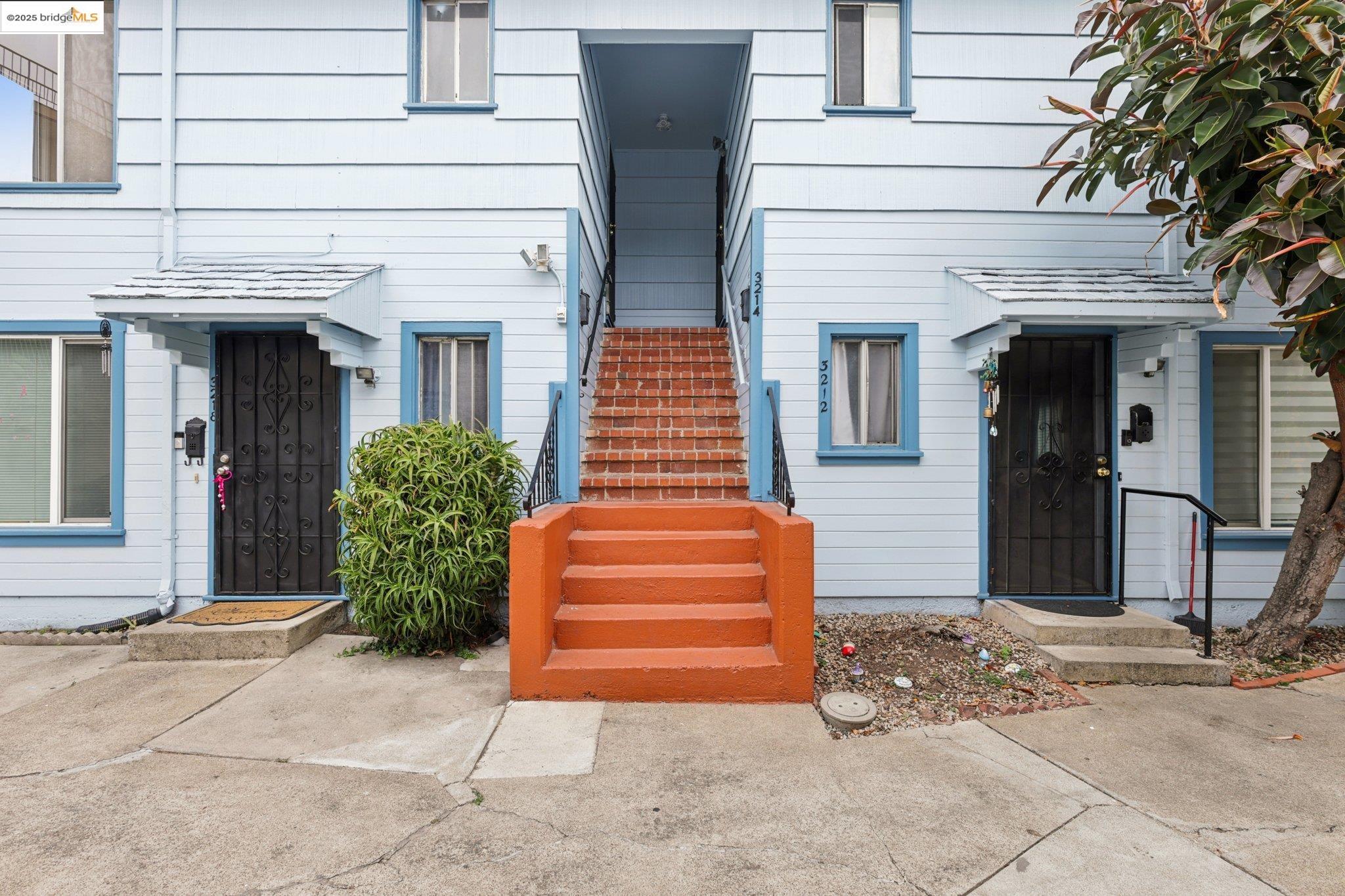 Detail Gallery Image 2 of 27 For 3218 Hyde St, Oakland,  CA 94601 - 4 Beds | 4 Baths