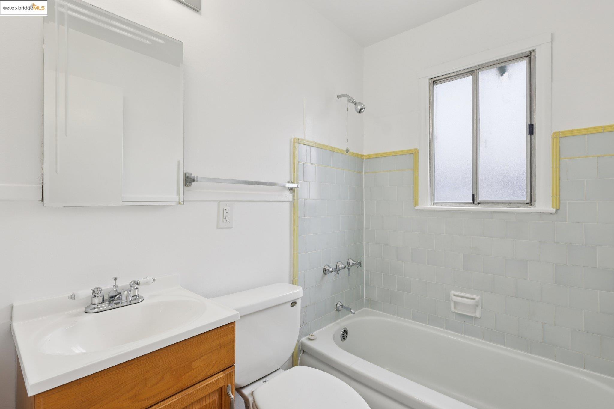 Detail Gallery Image 14 of 27 For 3218 Hyde St, Oakland,  CA 94601 - 4 Beds | 4 Baths