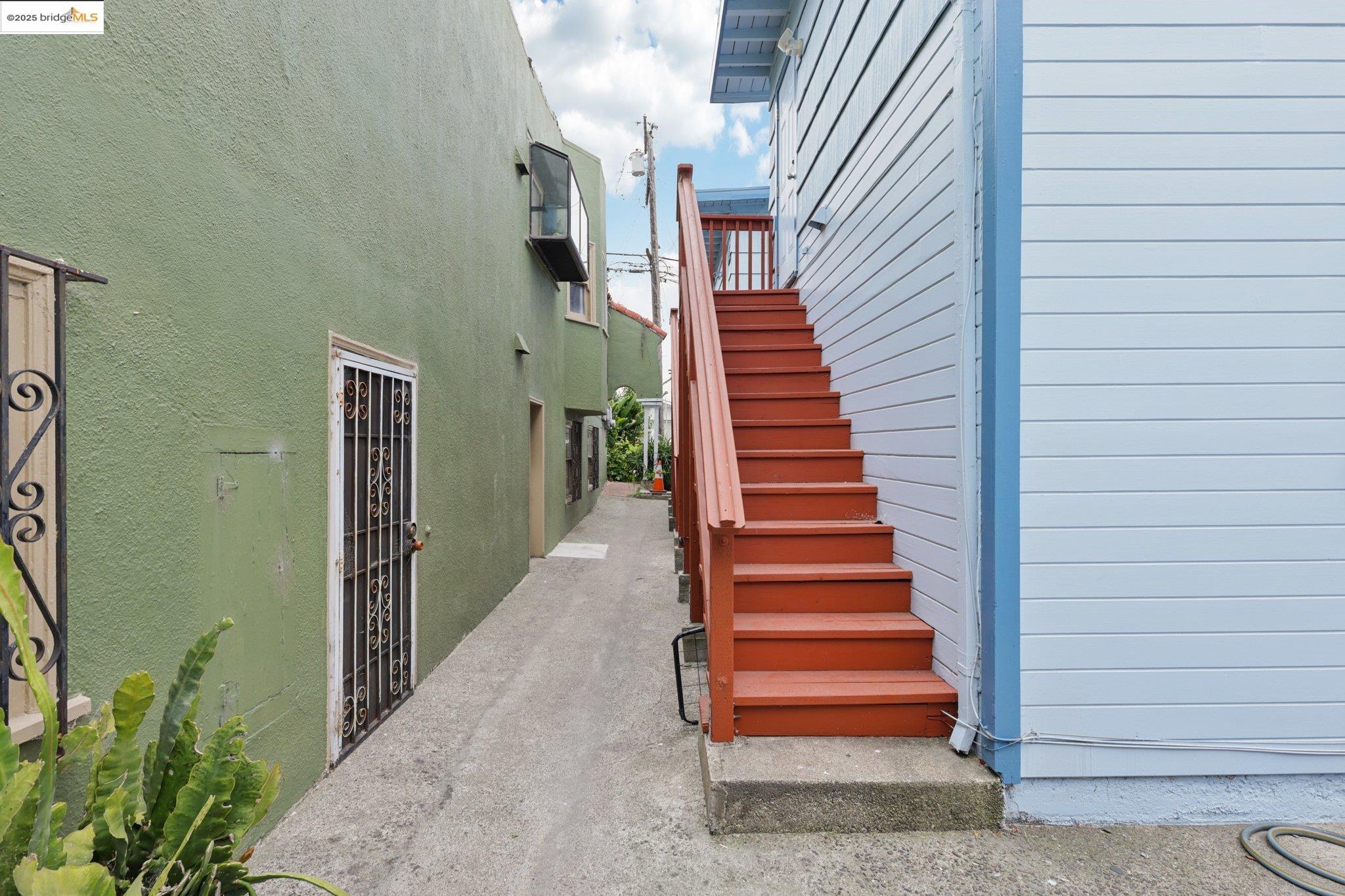Detail Gallery Image 16 of 27 For 3218 Hyde St, Oakland,  CA 94601 - 4 Beds | 4 Baths